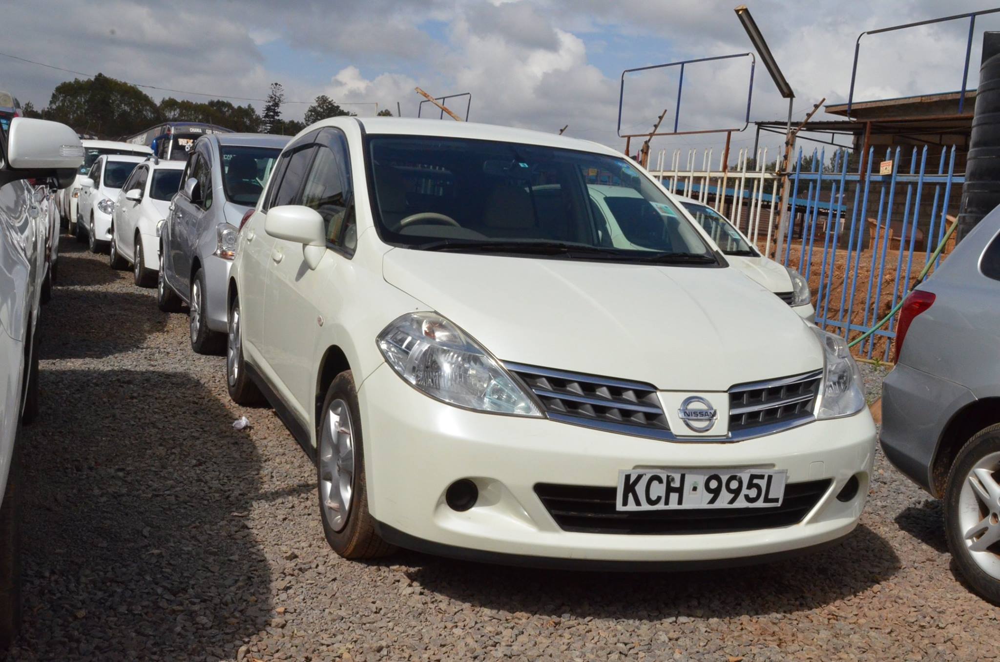 Nissan Tiida ( Hatchback) yom 2009 , 1500cc . Half leather , beige 