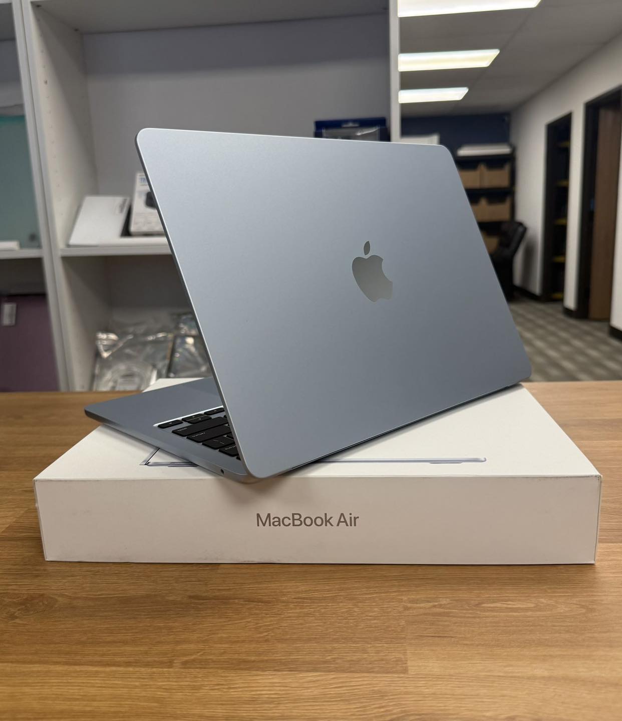 New MacBook Air 13.6-inch M4 chip ( 16GB RAM, 1TB Solid State 