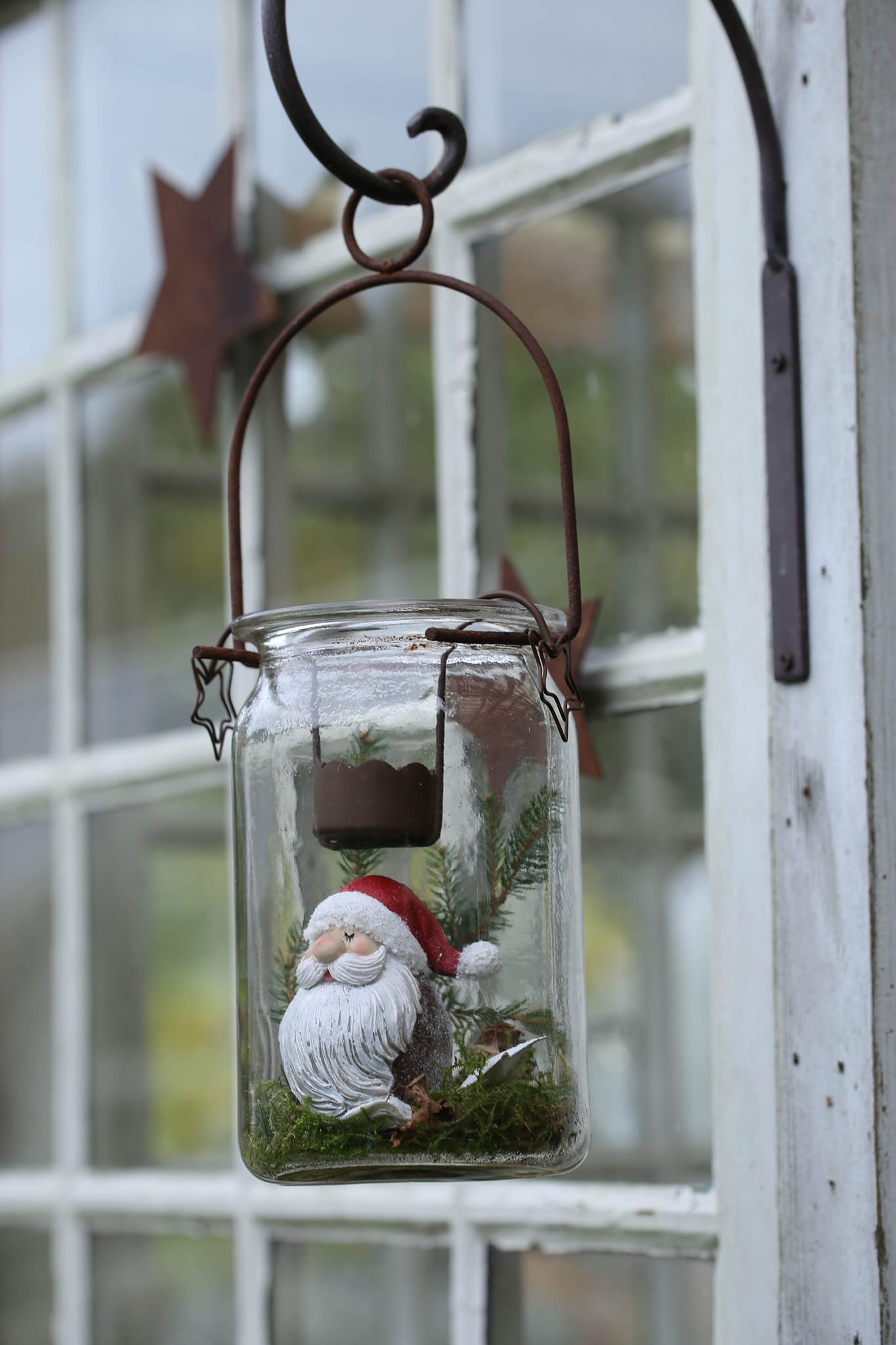 Weihnachtliche Weckglas Deko 🎄 Wir haben ein hohes Einmachglas weihnachtlich dekoriert und mit unserem Weckglashalter aufgehangen. Dazu der passende Teelichthalter und ein paar rostige Sterne im Hintergrund. ✨ Habt einen schönen Samstag