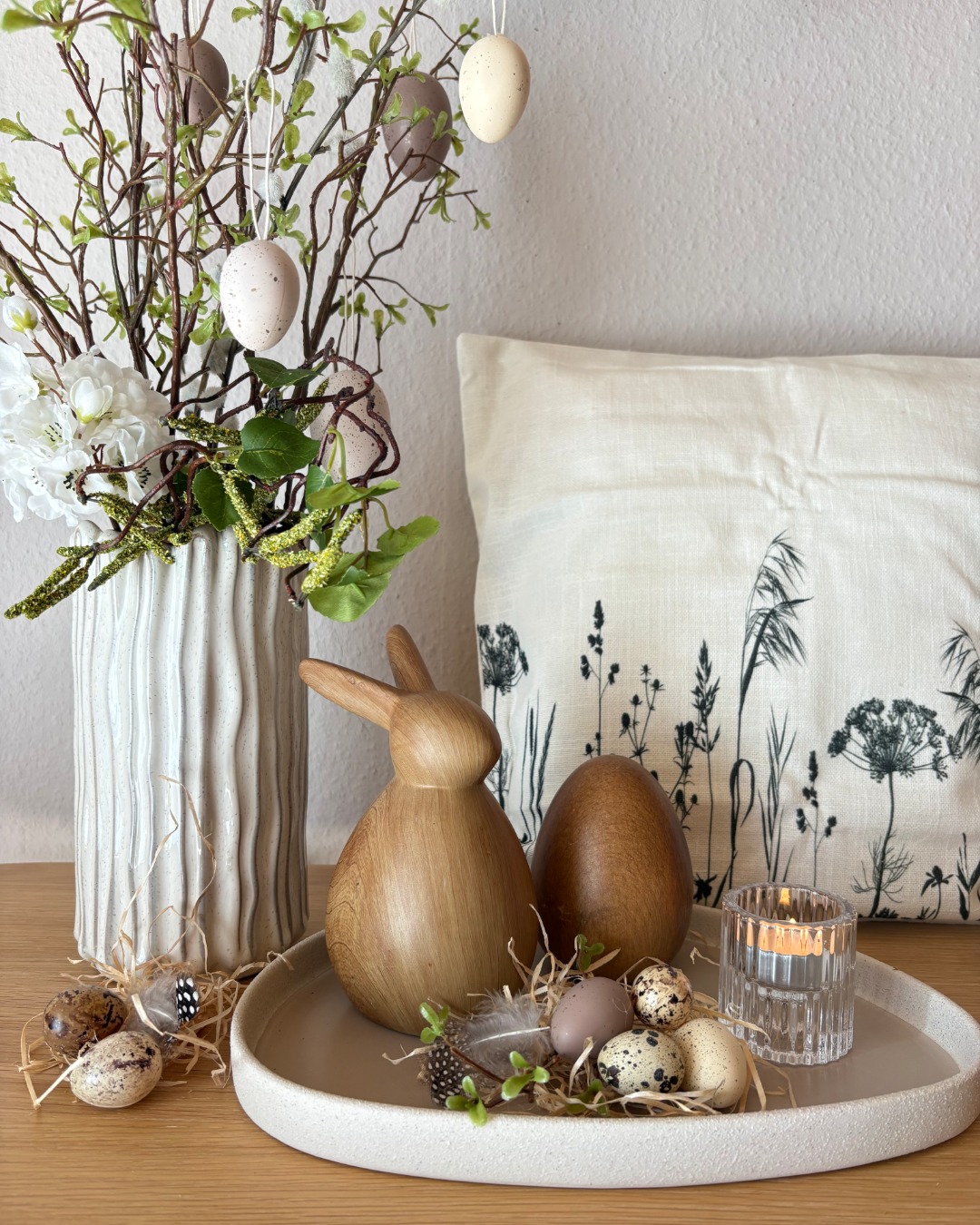 Inspo für dein Zuhause 🌷 Diese natürliche Dekoidee von claudis.home74 sorgt sofort für Frühlings- und Oster-Vibes 🐰✨ . . . #depot #depot_online # Osterdeko #Frühlingsvibes #TablettDeko
