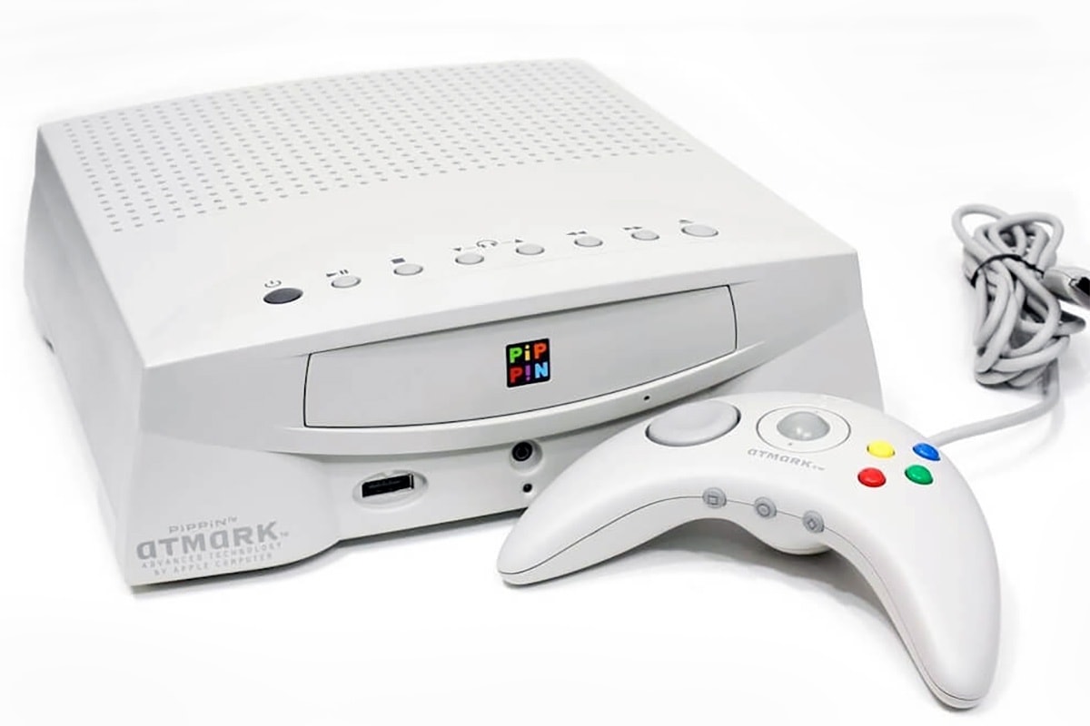 The Bandai Pippin BLACK? (Atmark Player) and wireless controller 