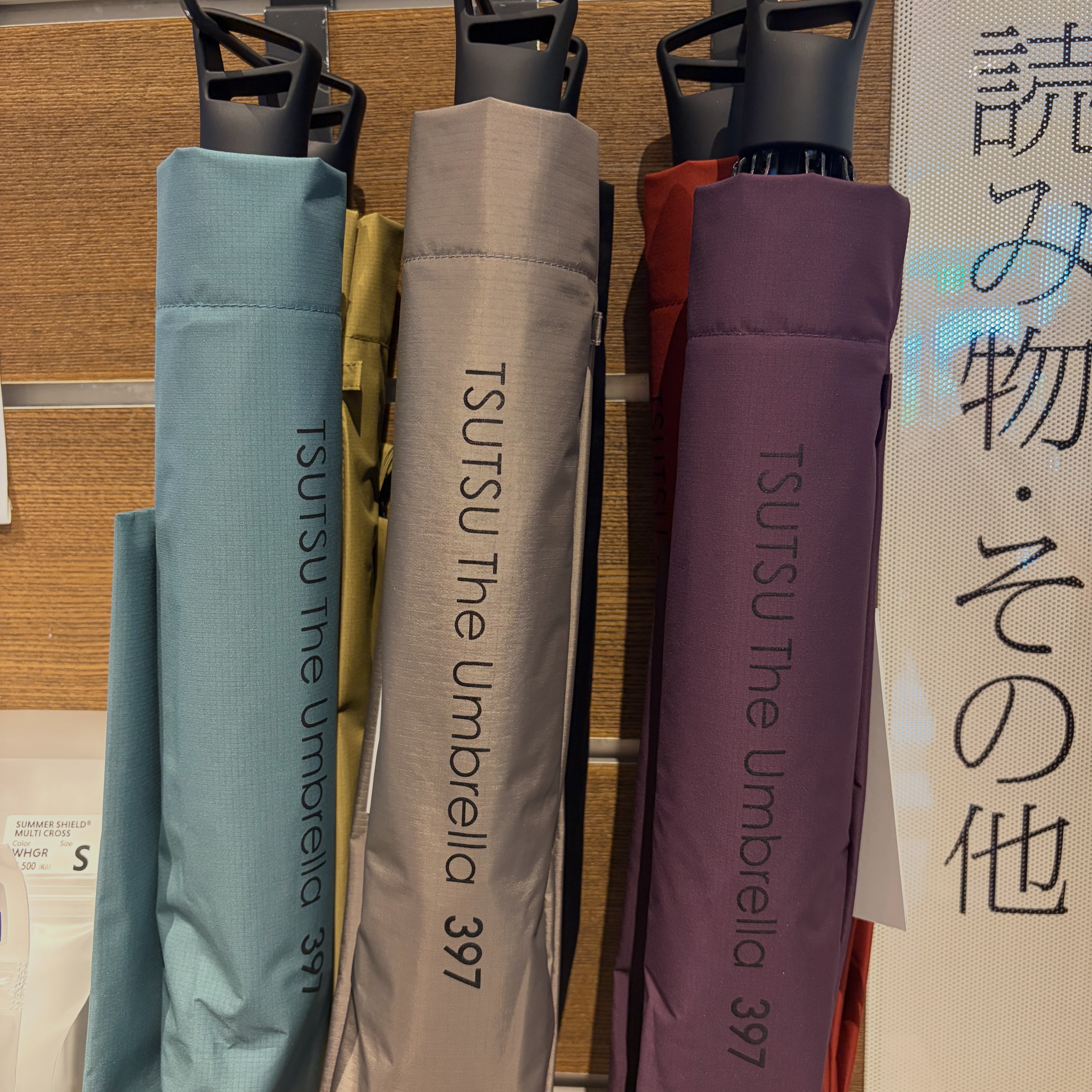 ガンディーニ作品集、直筆サイン入りで再入荷しました。】 ご好評の