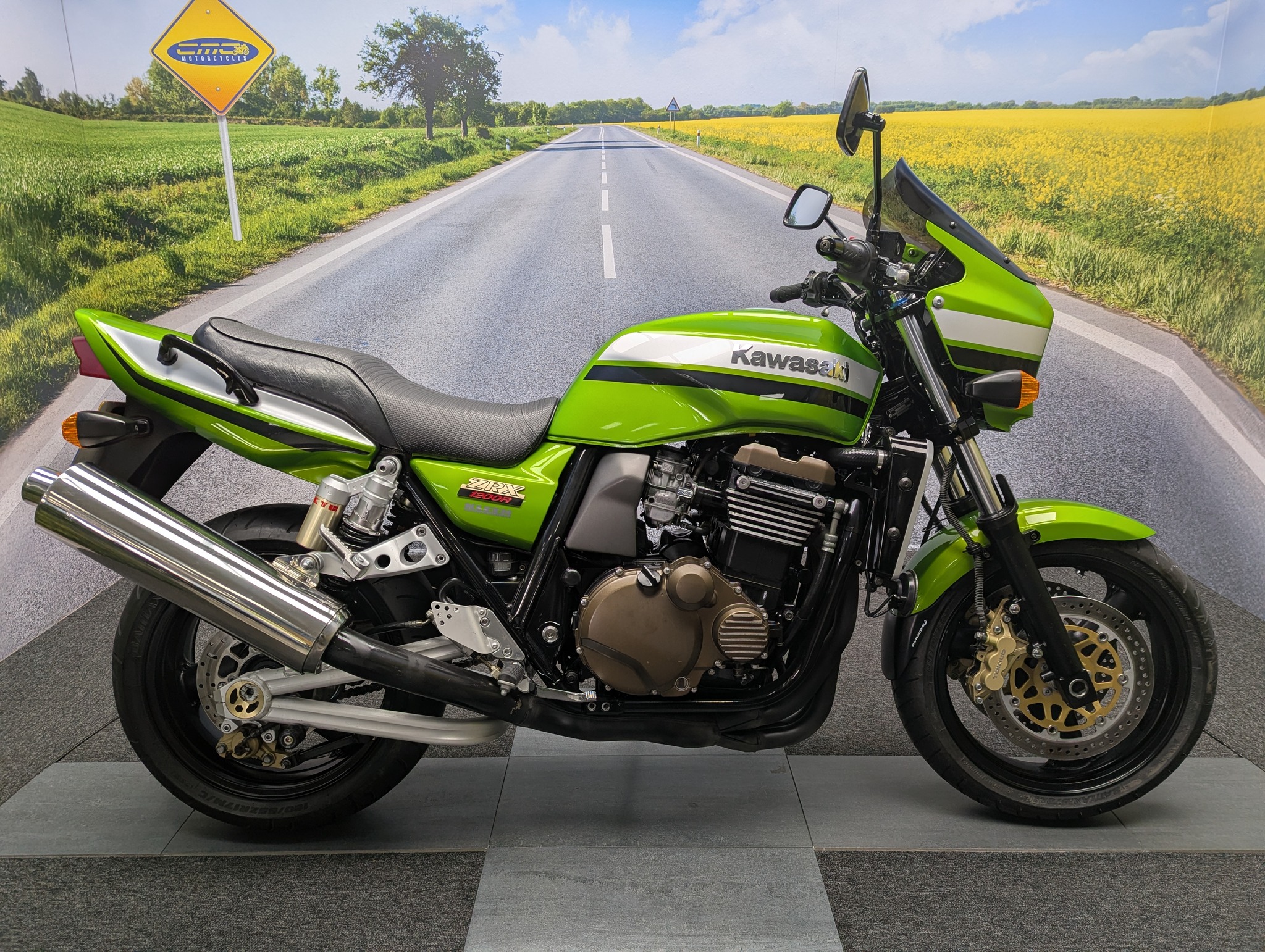 A true muscle bike with serious presence! This iconic ZRX 1200 in