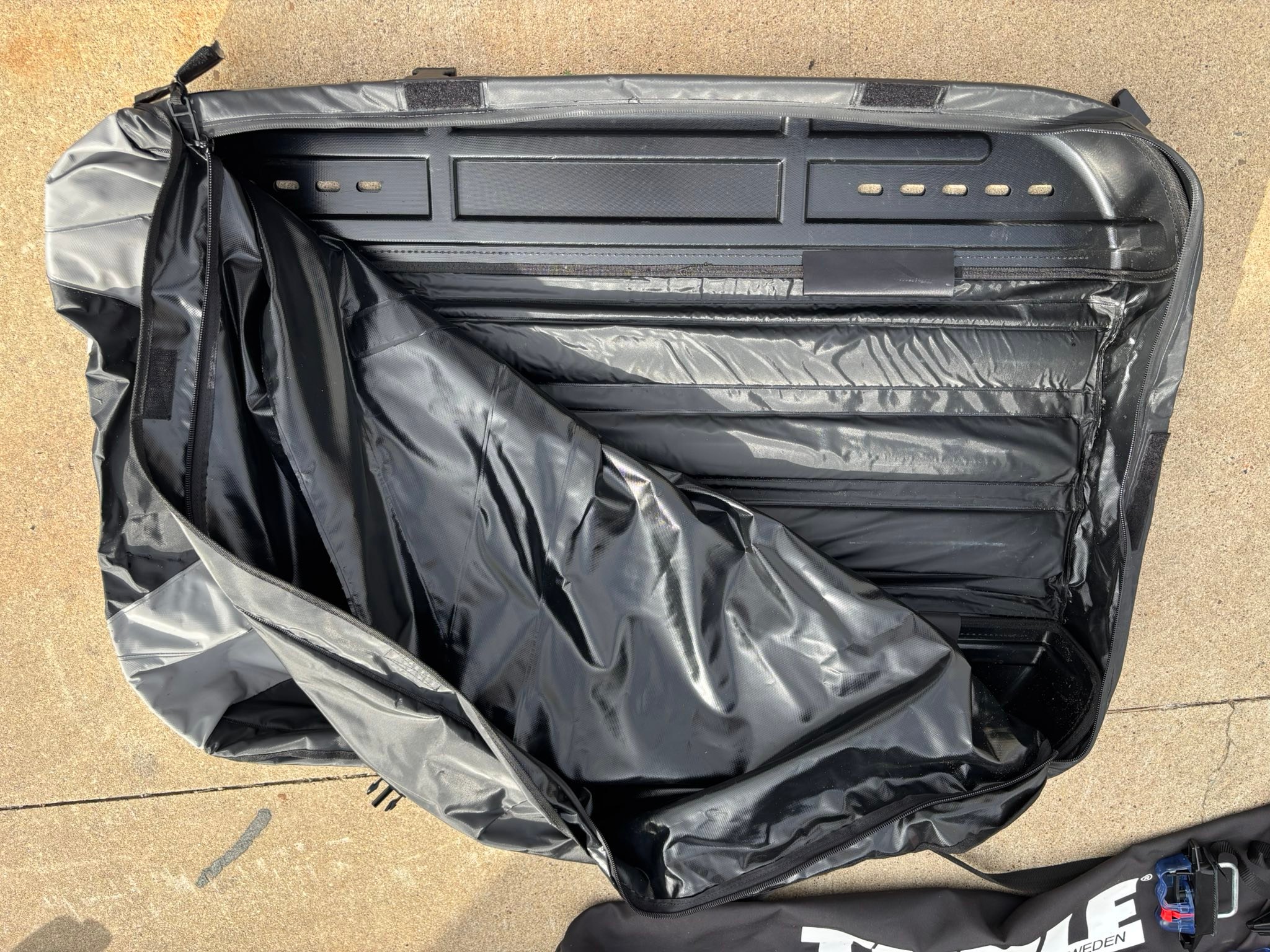 Thule Sweden Ranger 90 collapsible cargo bag for roof of vehicle