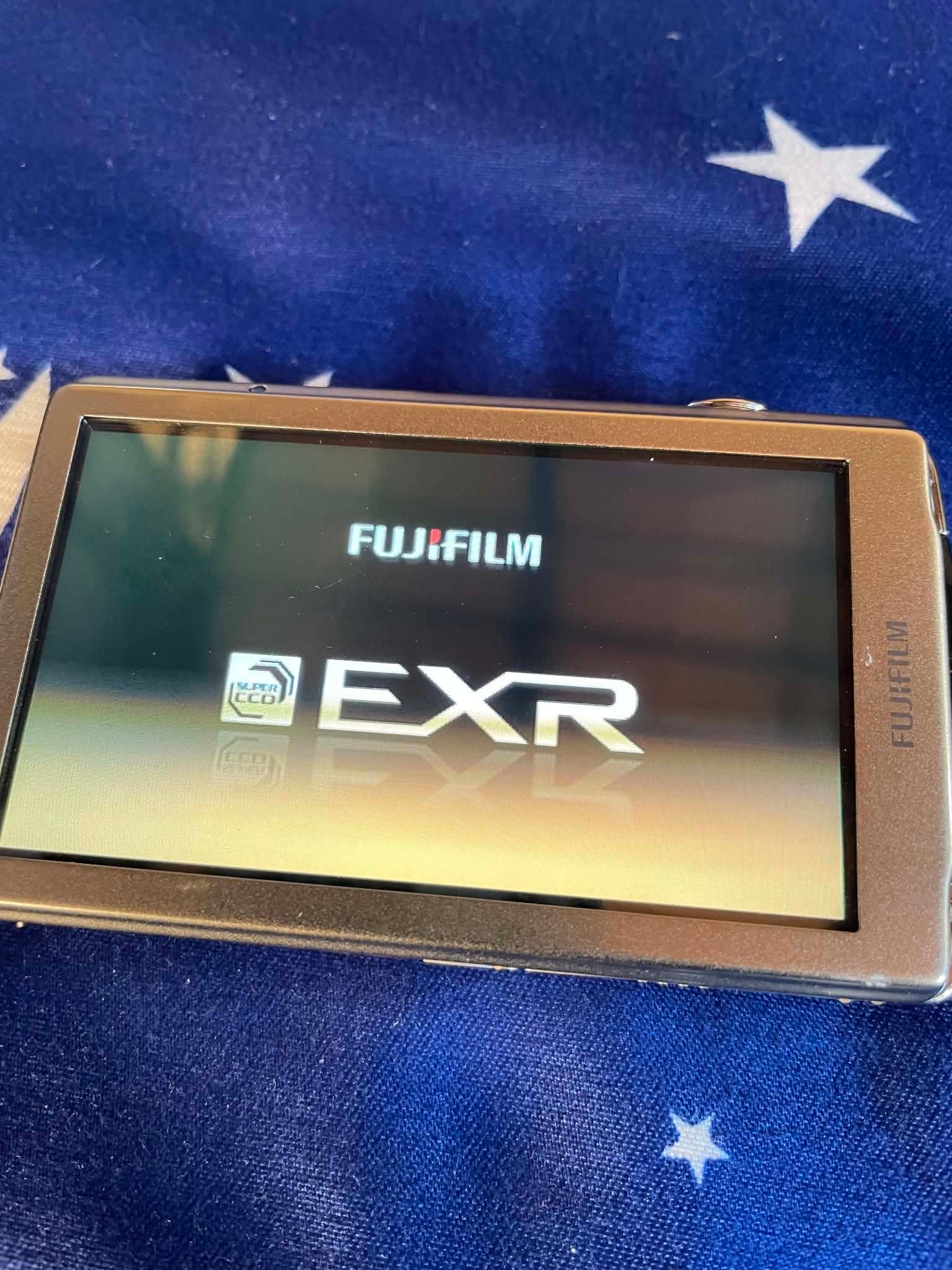 FUJIFILM FINEPIX Z800 EXR(GOLD) NO ISSUE!!! NO ISSUE!! NO ISSUE