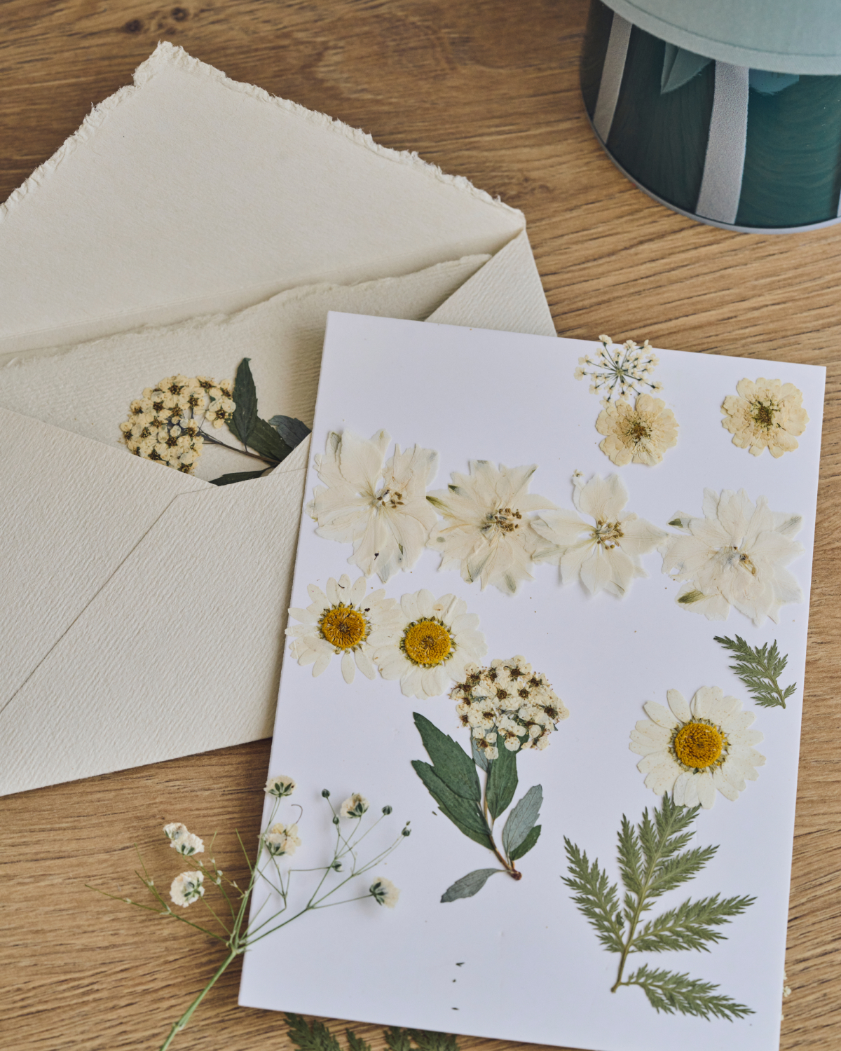 Lassen Sie Ihrer Kreativität freien Lauf und gestalten Sie wunderschöne, individuelle Karten und Einladungen mit Trockenblumen, Wachs und zarten Details. Eine einfache und bezaubernde Art, Ihren Botschaften das gewisse Etwas zu verleihen