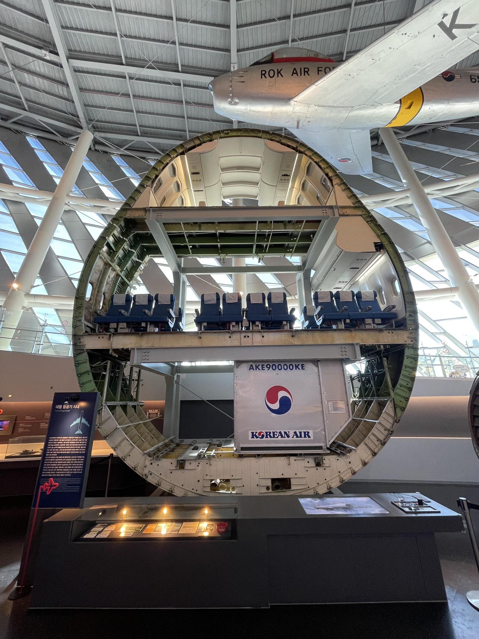 Ever wonder what a Boeing 747-400 cross-section looks like
