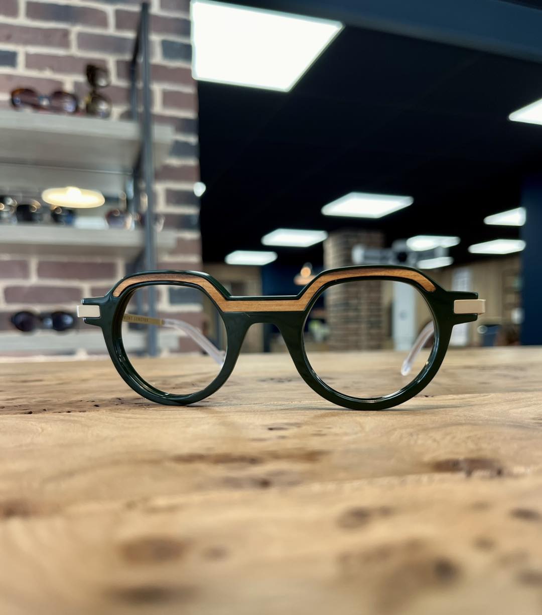 Lunettes Vintage Aston Martin AM 01 - Monture Or Ovale, Métal, Neuf Sans étiquette (fabriqué En Allemagne)