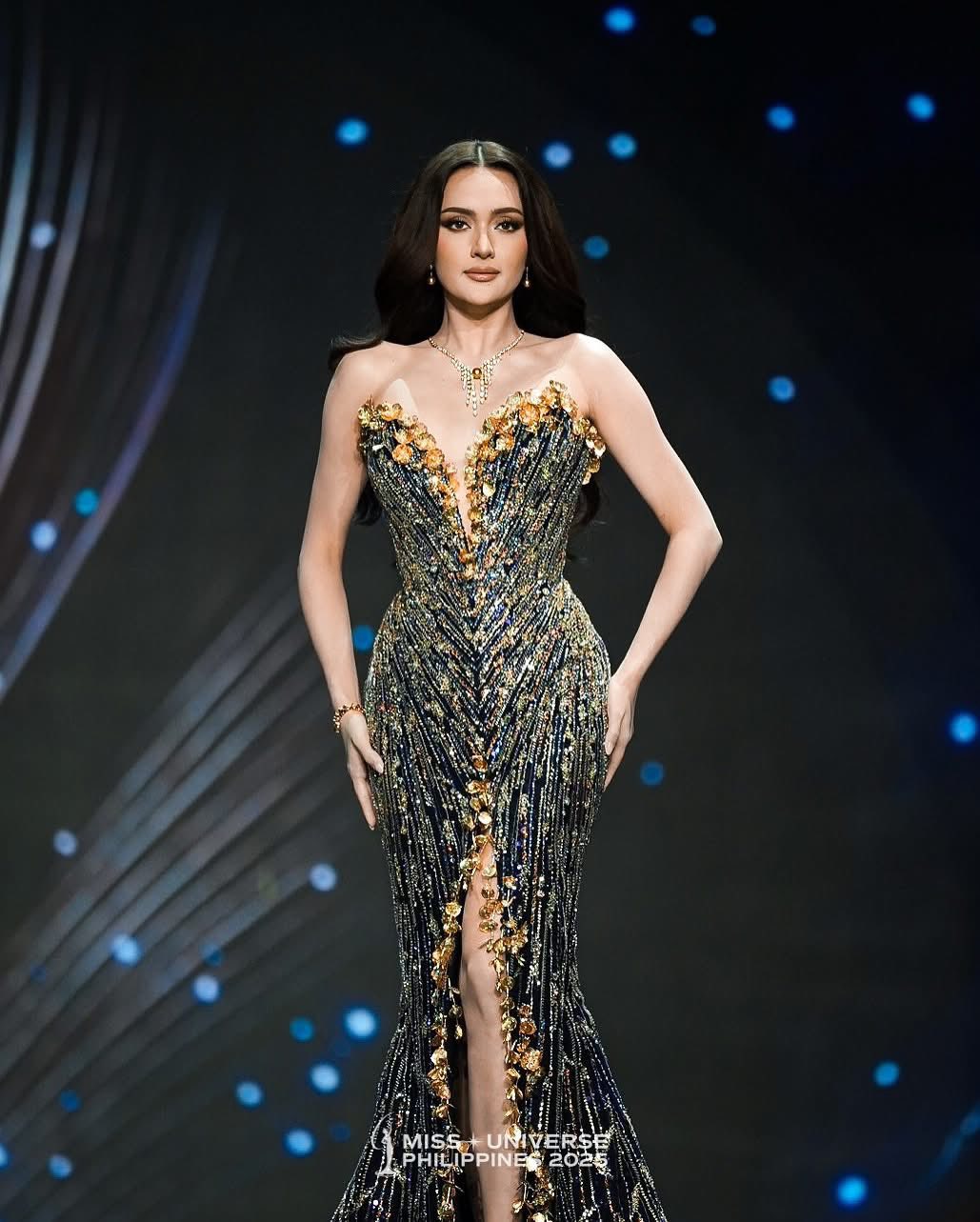 catriona gray gold dress 𝐅𝐑𝐎𝐌 𝐀 𝐐𝐔𝐄𝐄𝐍'𝐒 𝐆𝐎𝐖𝐍 𝐓𝐎 𝐀𝐍𝐎𝐓𝐇𝐄𝐑 — 𝐀 𝐋𝐔𝐂𝐊𝐘 𝐂𝐇𝐀𝐑𝐌 𝐈𝐍 𝐃𝐈𝐒𝐆𝐔𝐈𝐒𝐄? 👑✨ Mak Tumang revealed that he had to dismantle the Swarovski crystals from Gray's iconic Sinag gown and 1980s dress