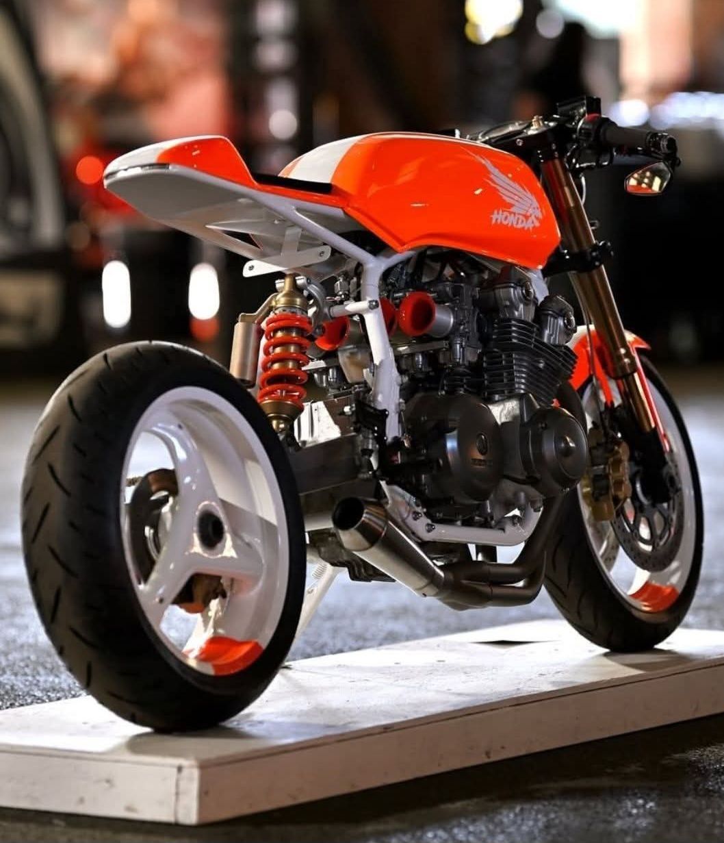 1979 Honda CB750F 🧡⚡🧡 At the1moto show Built by Greg Dubbe. Via