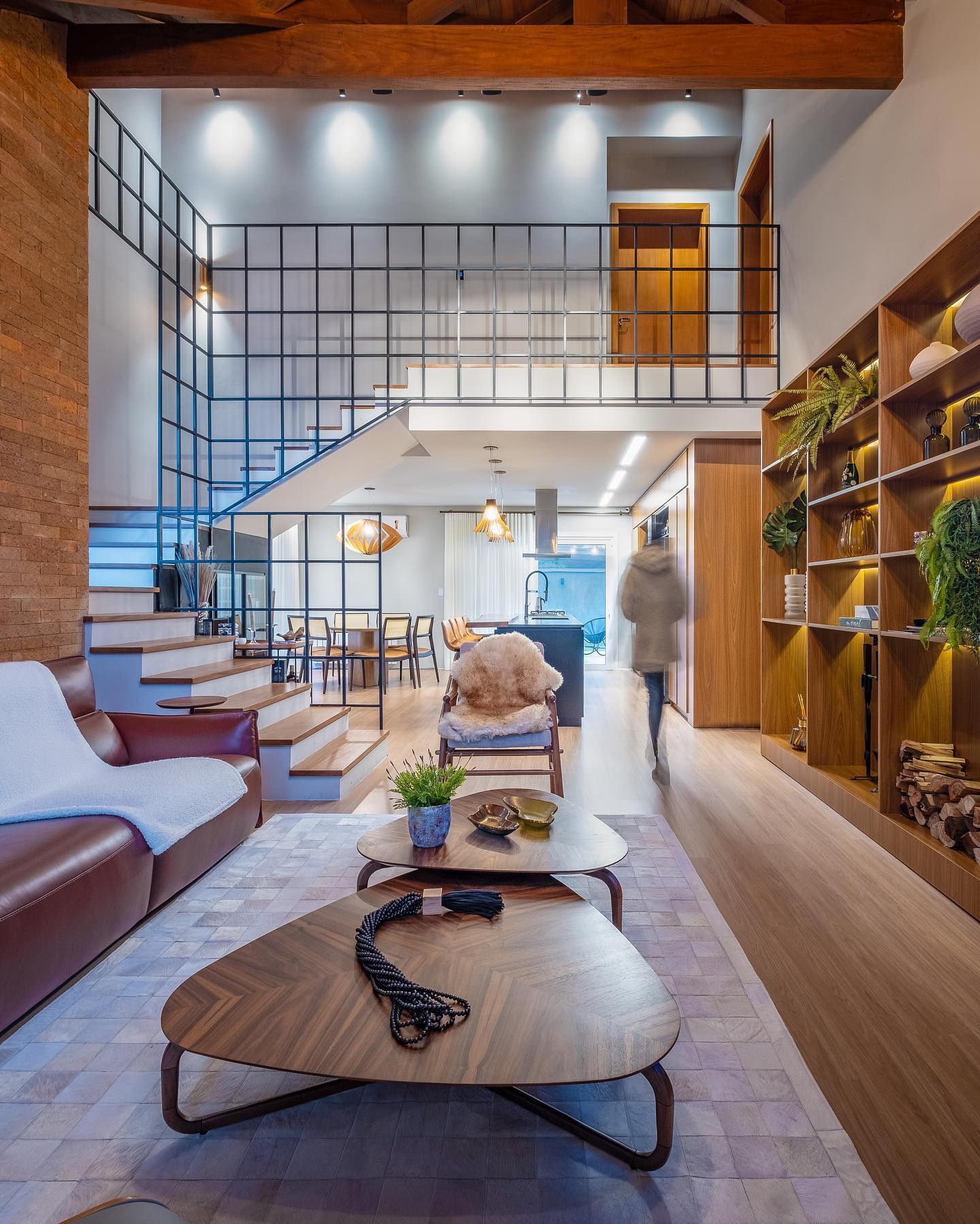 Composta por linhas contemporâneas e... - MOV.IN Arquitetos