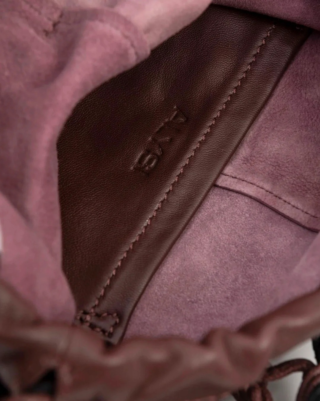 La Bag in rete Alysi è un inno all'artigianalità: tubolari di