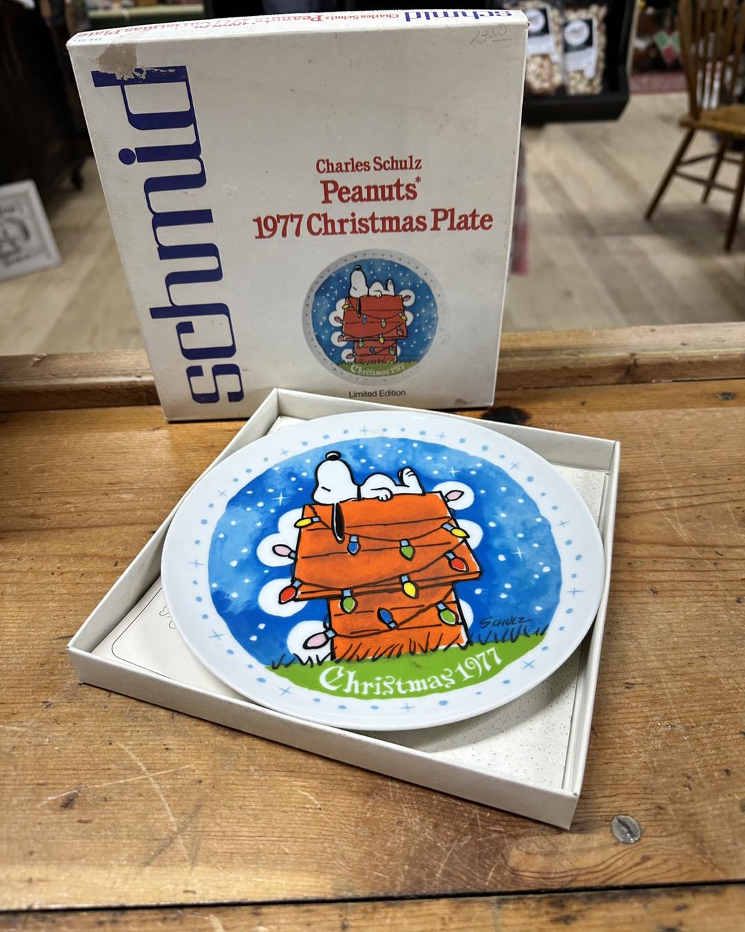 How cute are these??? Check out these Peanuts Christmas plates