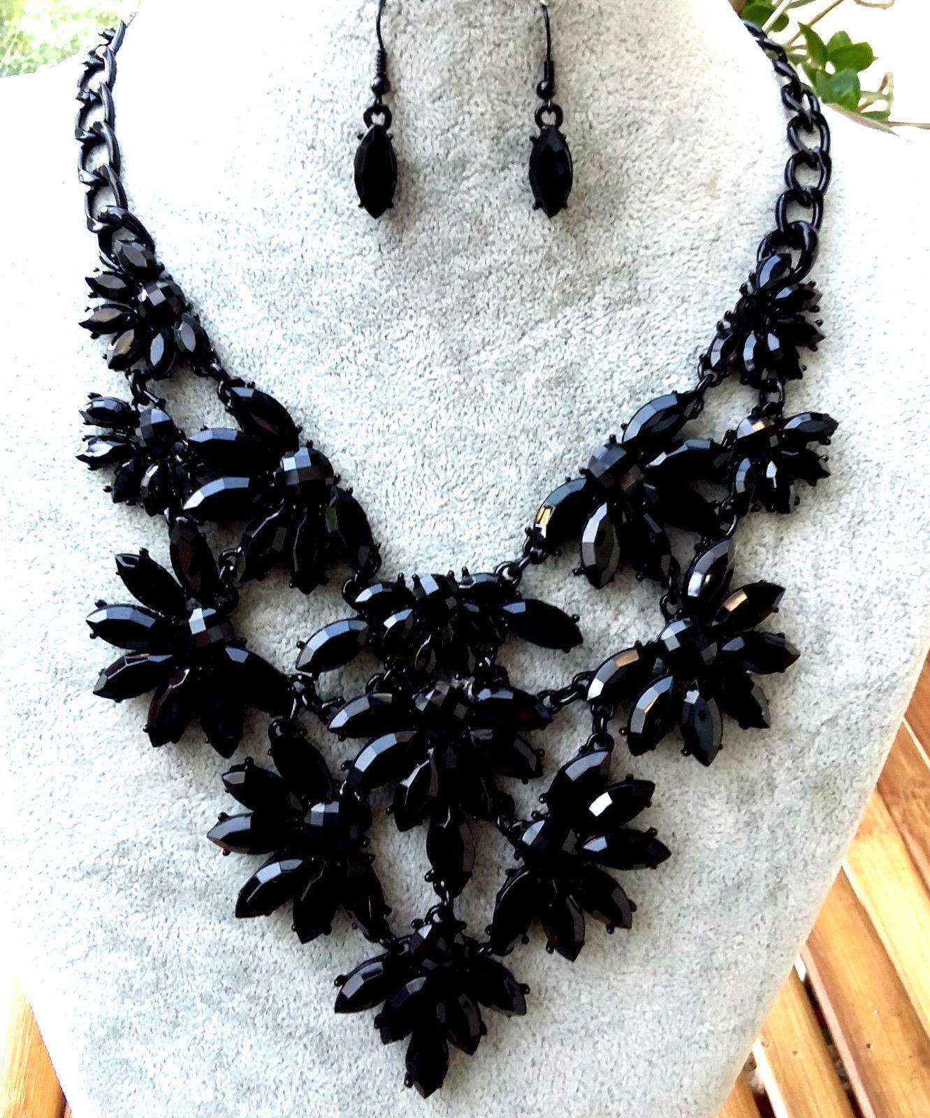 Parure De Bijoux Fleurs, Perles Et Strass Blanc Sur Métal Argenté - Neuf Avec étiquettes