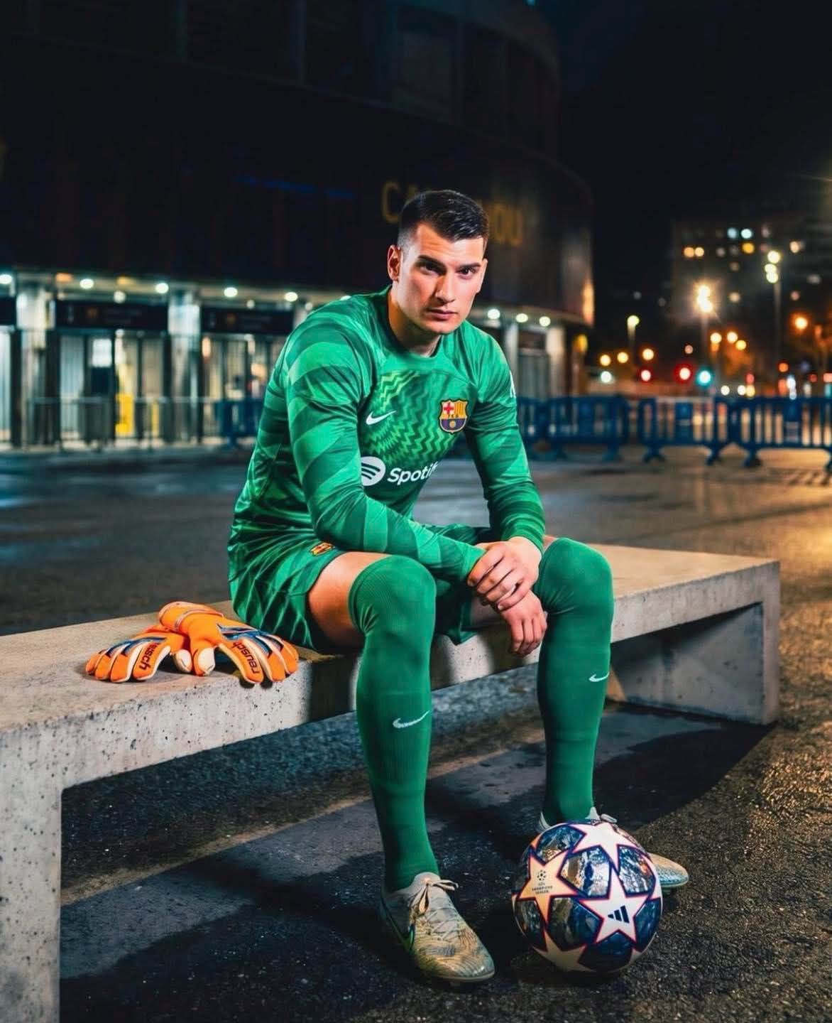 Barcelona signs Livaković as new goalkeeper