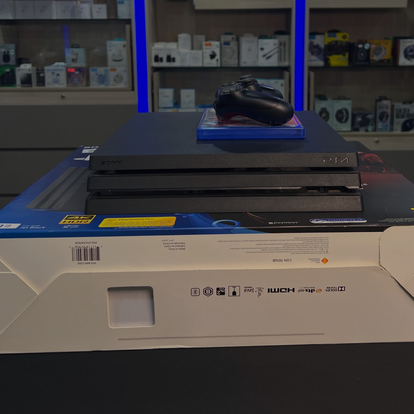 Used PlayStation 4 Pro 1TB: - 0 scratches never repaired - ⁠with 1 