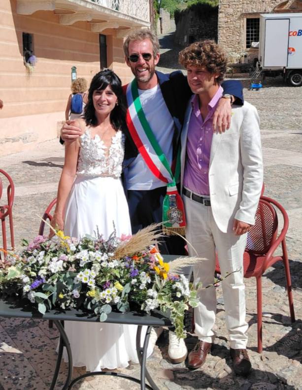 Borgio - Gli sposi Sara e Alberto con il celebrante Cons. Mattia ...