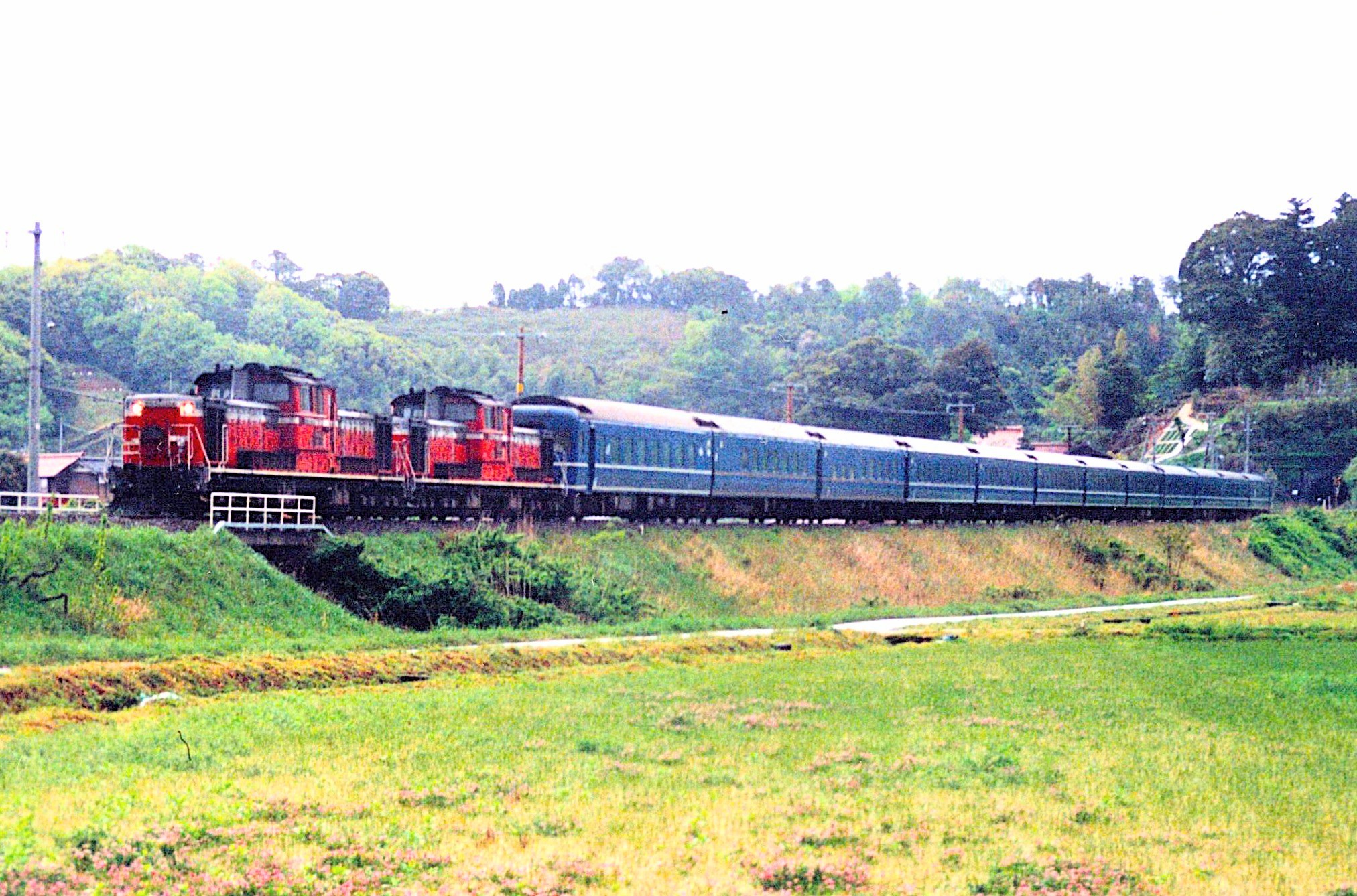545)山陰本線DD51重連出雲3号(1993年5月)です。 多客期で客車12両