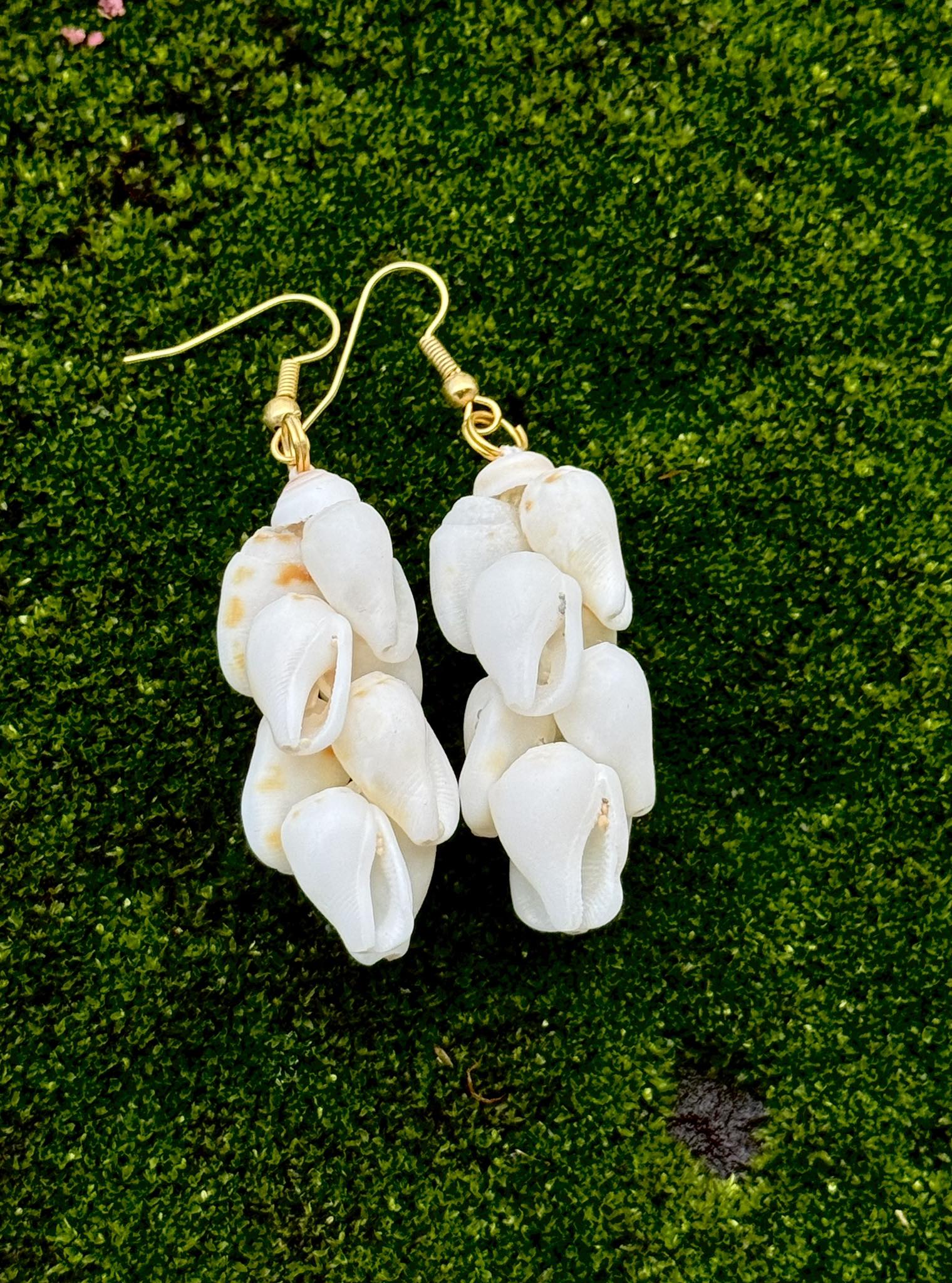 MERRIE MONARCH SPECIAL • SALE! $79 Our signature Niihau Momi shell