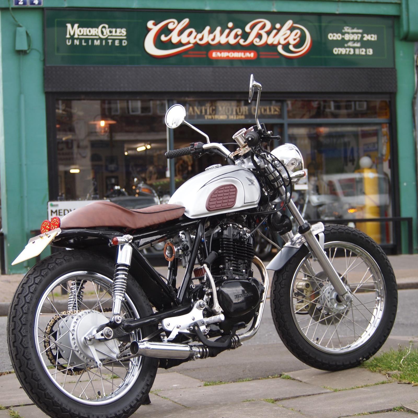 80's - Rev up your nostalgia with this stunning 1989 Kawasaki