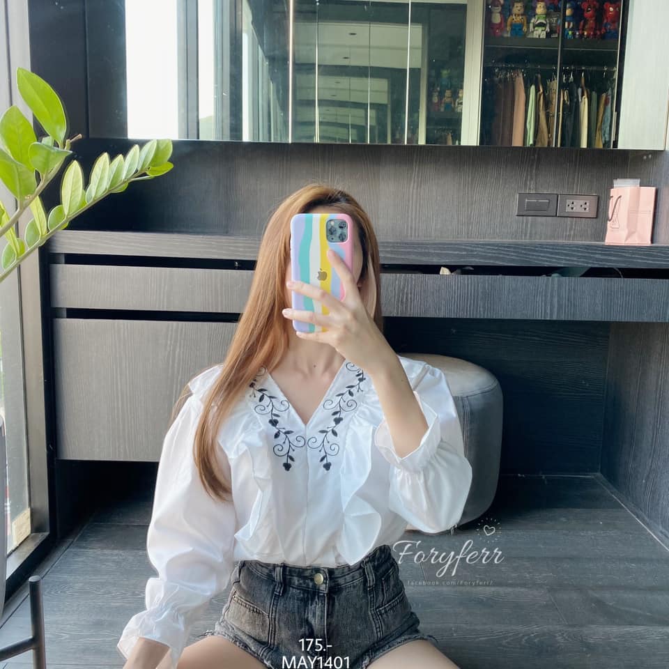 Foryferr - 🤍🤍 ------ 175฿ ----- 🤍🤍 . พร้อมส่ง เสื้อแขนยาวคอวีแต่งระบาย ...