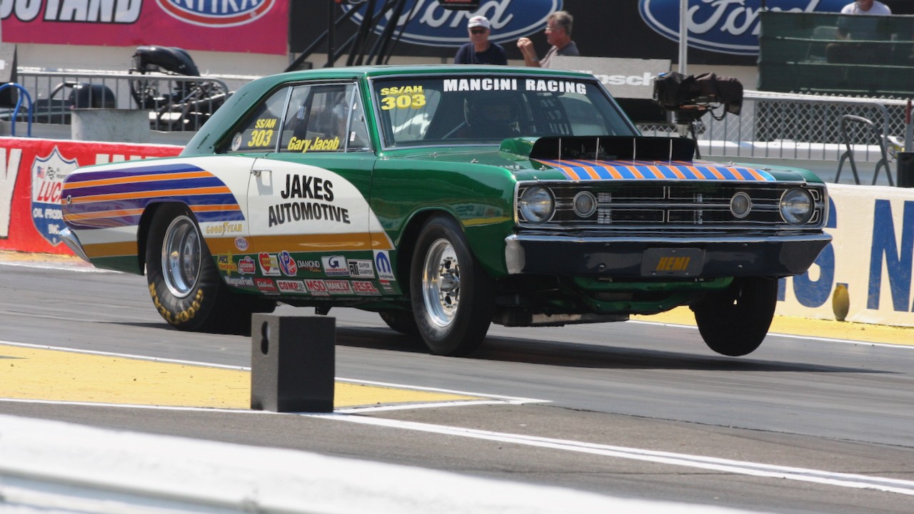 Hemi - Jim Pancake in the near lane. Benny Kimberly in the far lane ...