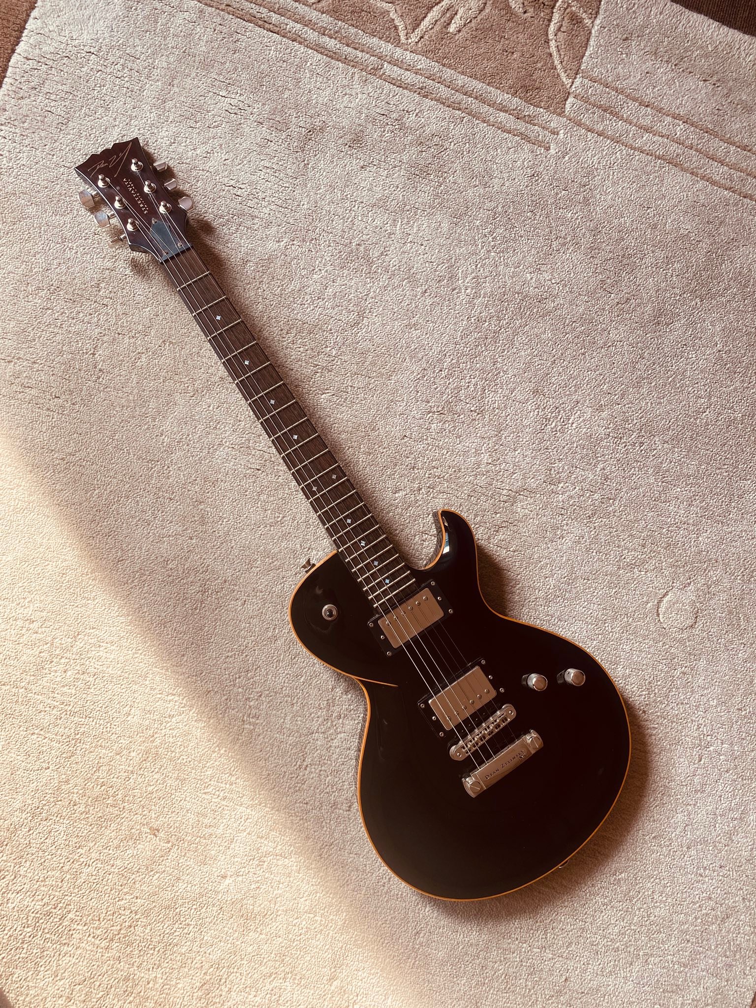 The Dean Zelinsky StrettaVita Standard is a single-cutaway