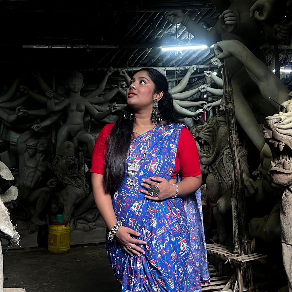 Pandal hopping, endless walking, pretty pictures… aar tarpor ekta ...