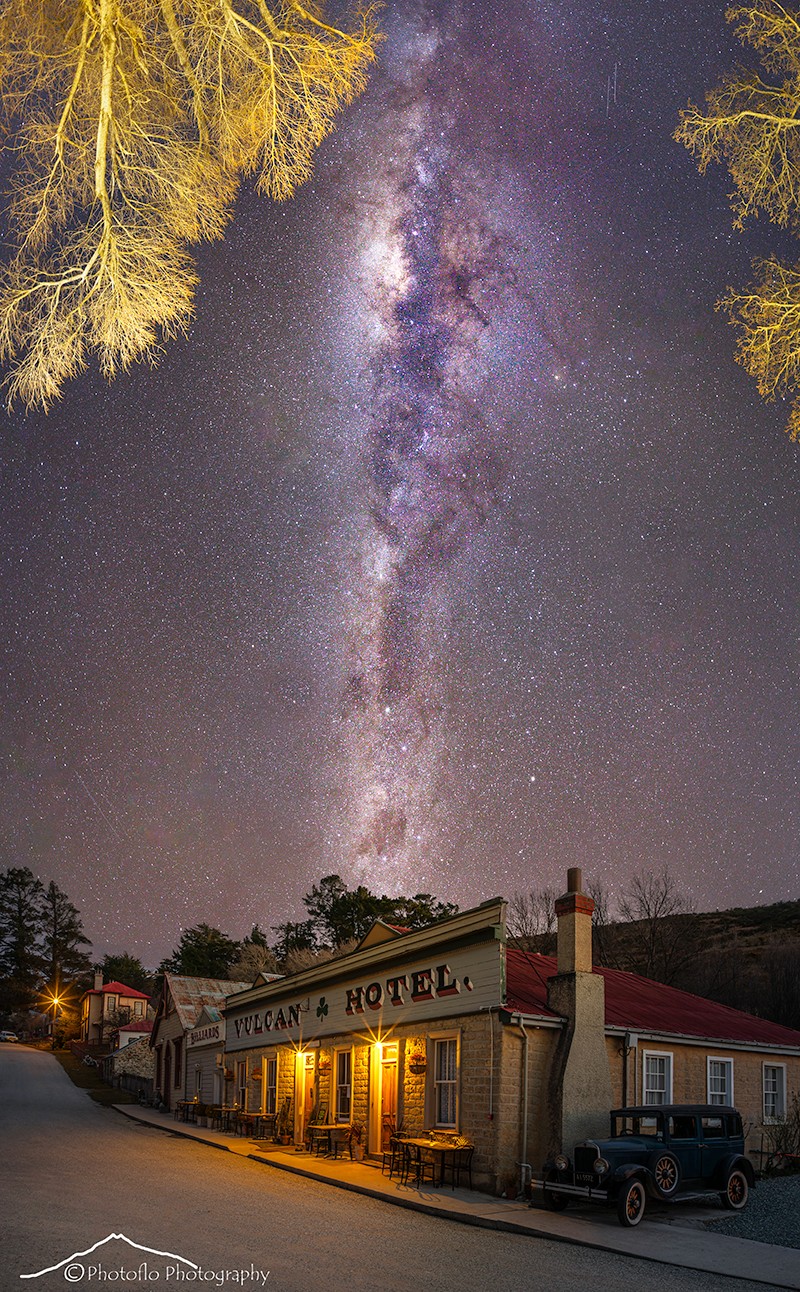 Photoflo - Milky way over the St Bathans Vulcan Hotel. Click to see ...