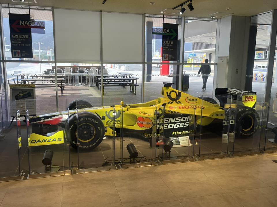 新名神高速道路・鈴鹿パーキングエリアでF1マシン「ジョーダン・ホンダ