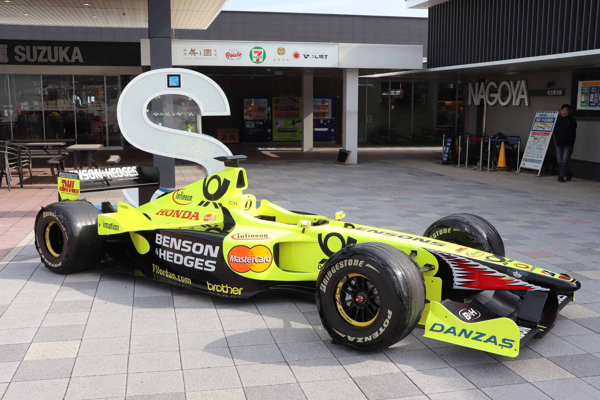新名神高速道路・鈴鹿パーキングエリアでF1マシン「ジョーダン・ホンダ