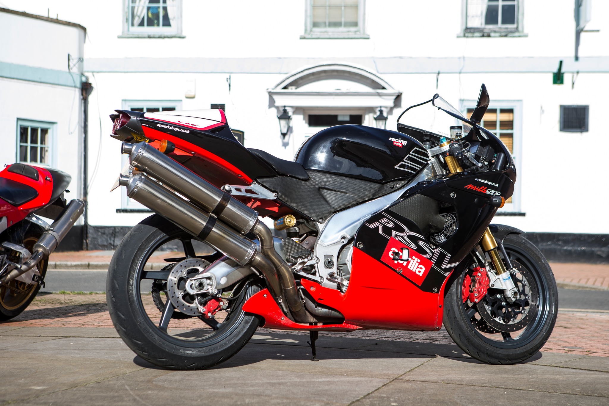 the Aprilia RSV250 of Max Biaggi and Pierfrancesco Chili