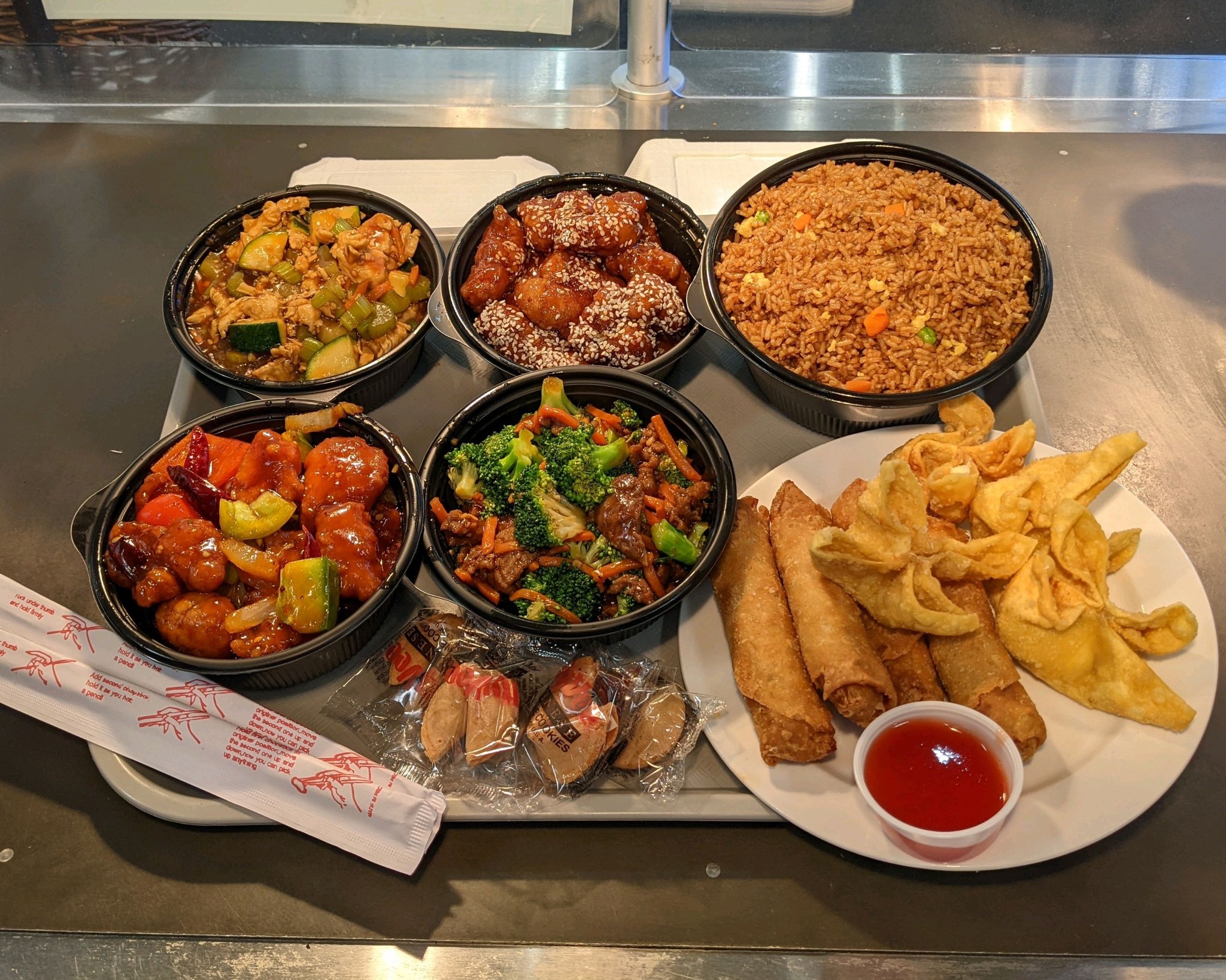 Hy-Vee - Our HyChi Dinner for 4 is just $30 this weekend! 🥢 🥠 4 pint ...