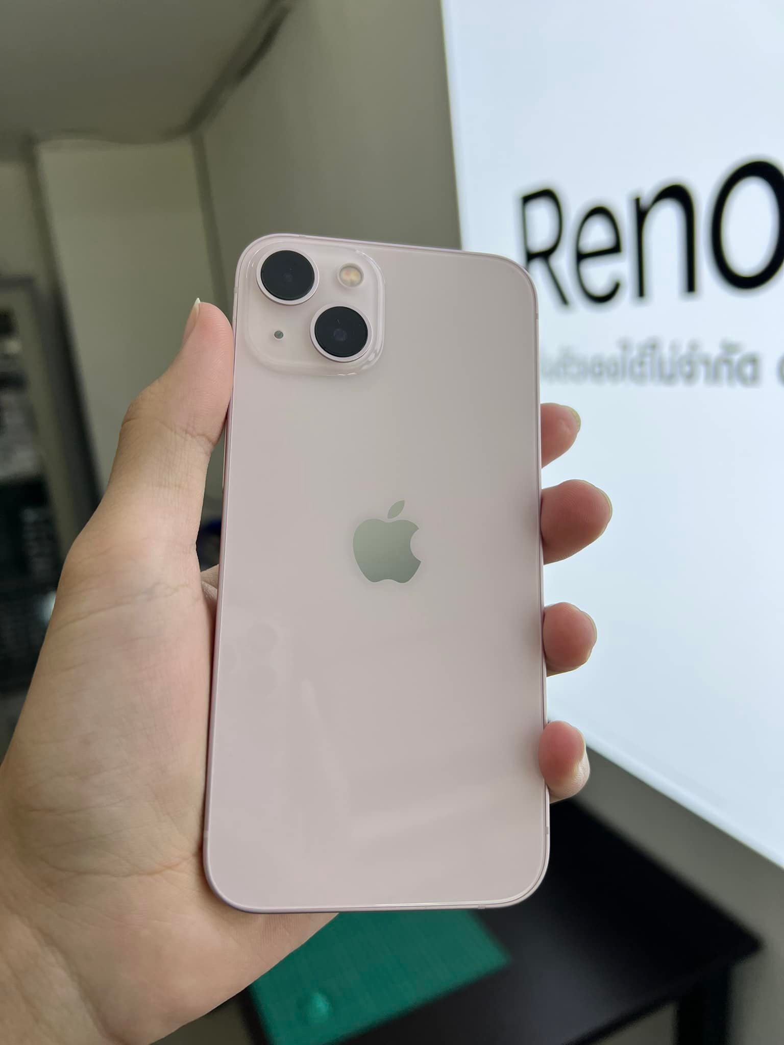 Iphone 13 pink เข้ามาแล้วนะครับ สีอาจจะเพี้ยนนิ๊ดนึงนะครับ แต่สีจริงสวย ...