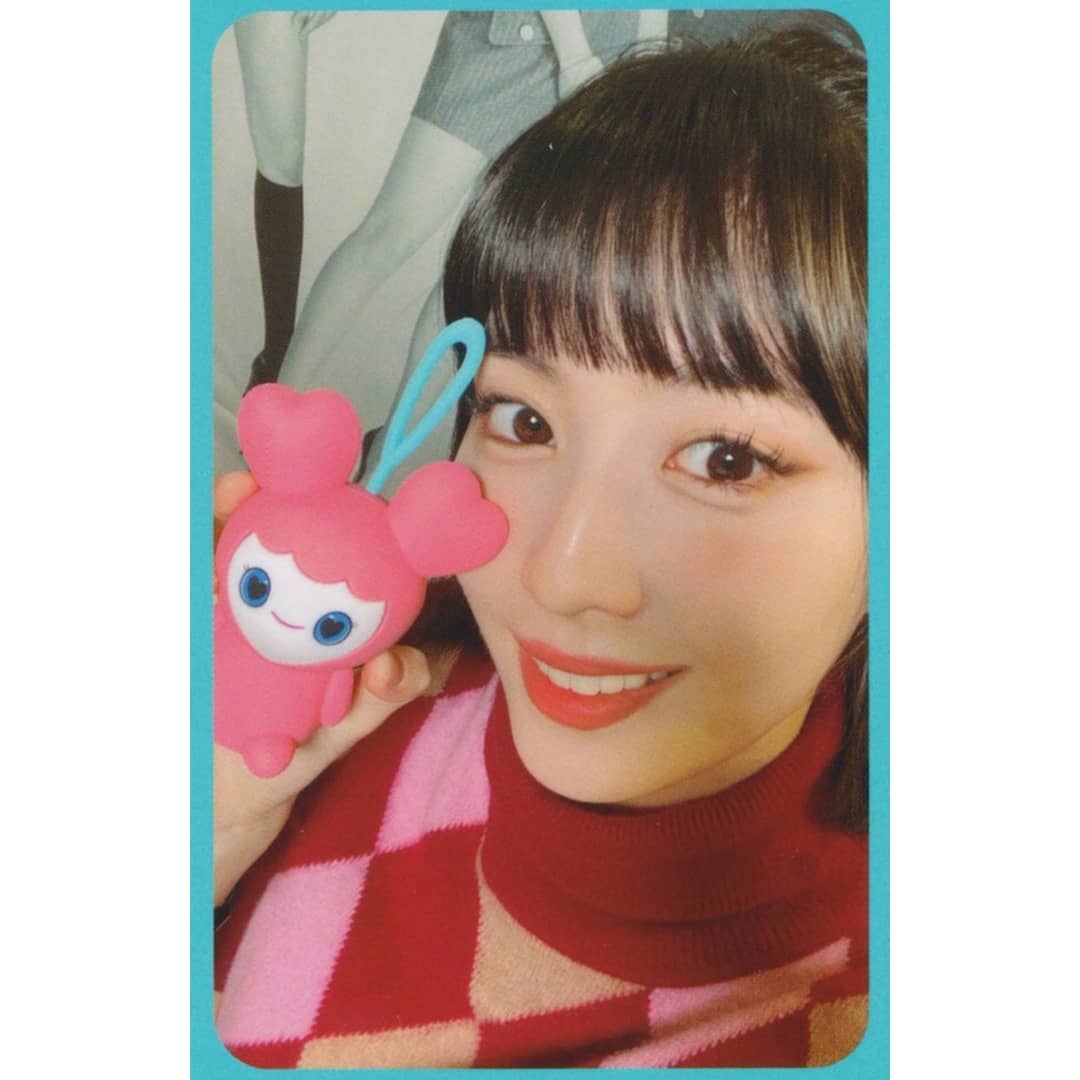 SCANS|201229] Photocard de Momo junto al Lovely Bluetooth speaker