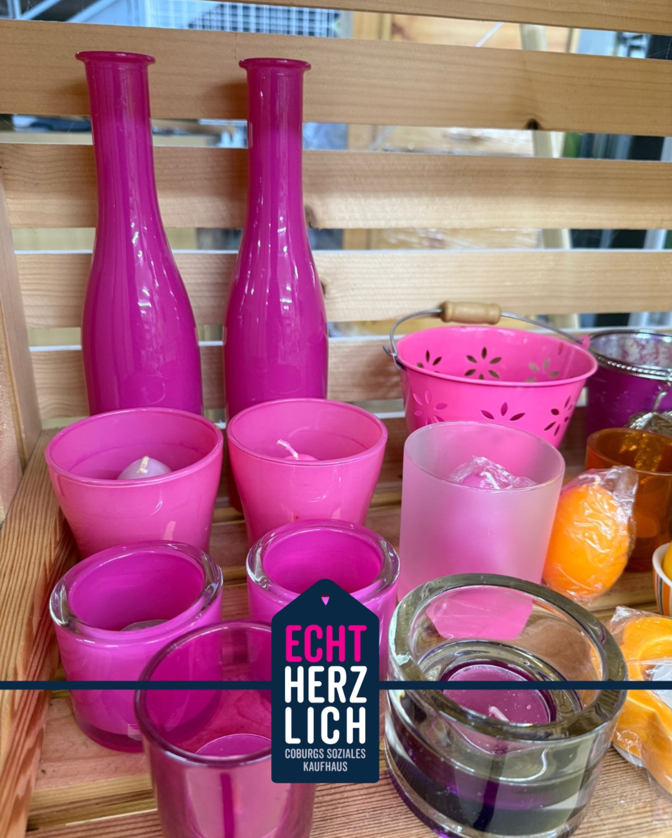 Bei uns wird's pink! 💖 Diese knalligen Deko-Stücke bringen sofort gute Laune und setzen echte Highlights in deiner Wohnung – ob als Farbtupfer im Regal, auf dem Tisch oder im Fensterbrett. Komm