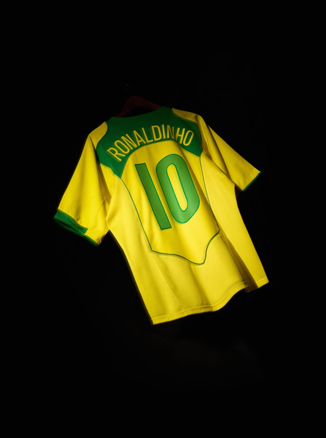 Brazil 2004 Home by Nike | Ronaldinho 🇧🇷 Hitting the site on