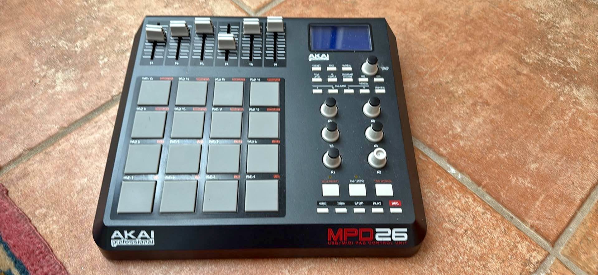 Akai MPD26 MIDI Drum Pad Controller – Excellent Condition - Pro Audio ...