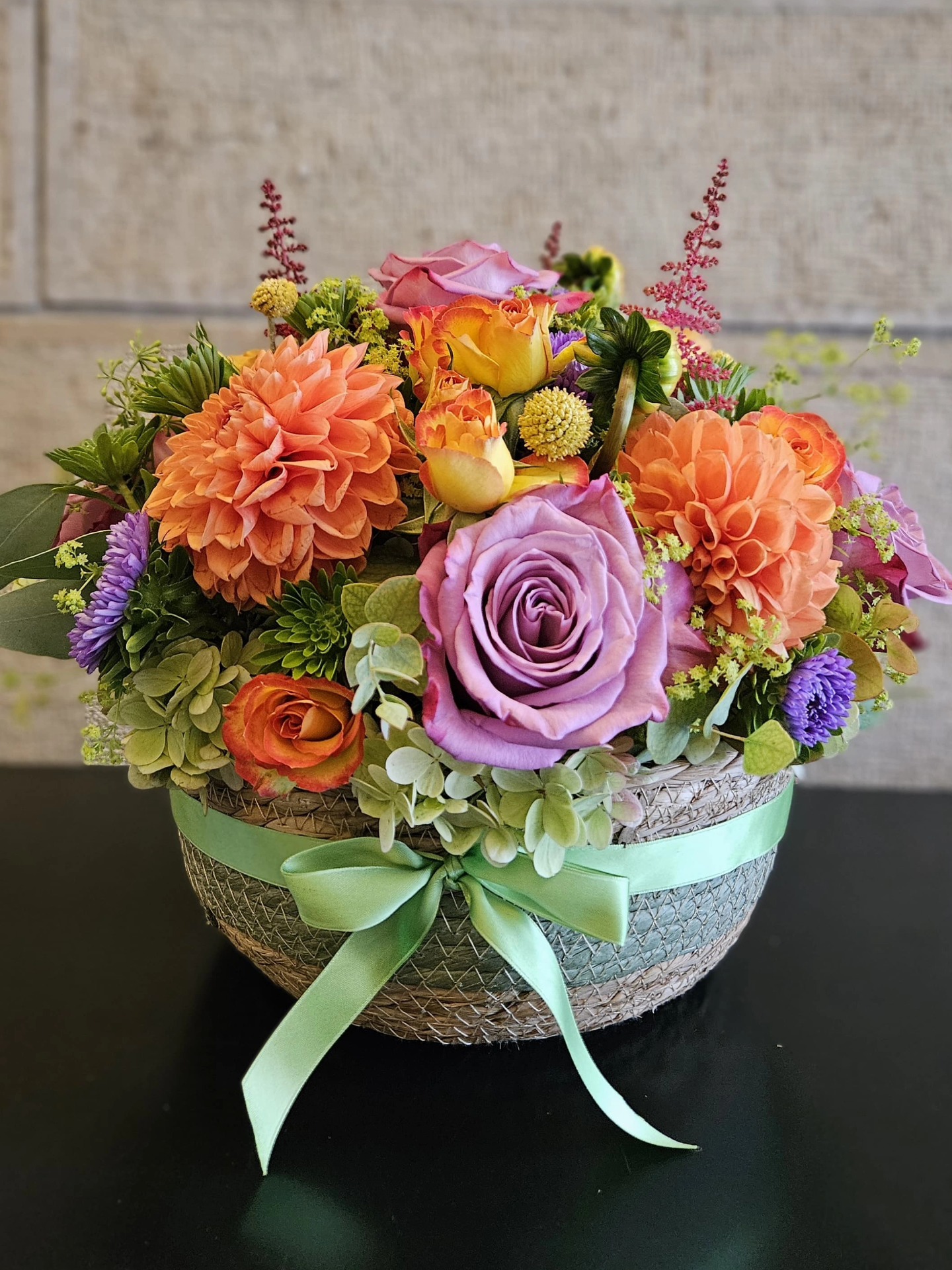Duftende Farbenfreude für dein Zuhause! 🌸 Stell dir vor: Du öffnest die Tür und wirst von einem bunten Meer aus frischen, handverlesenen Blumen begrüsst. Genau das bringt dir unser bunter Blumenkorb, direkt