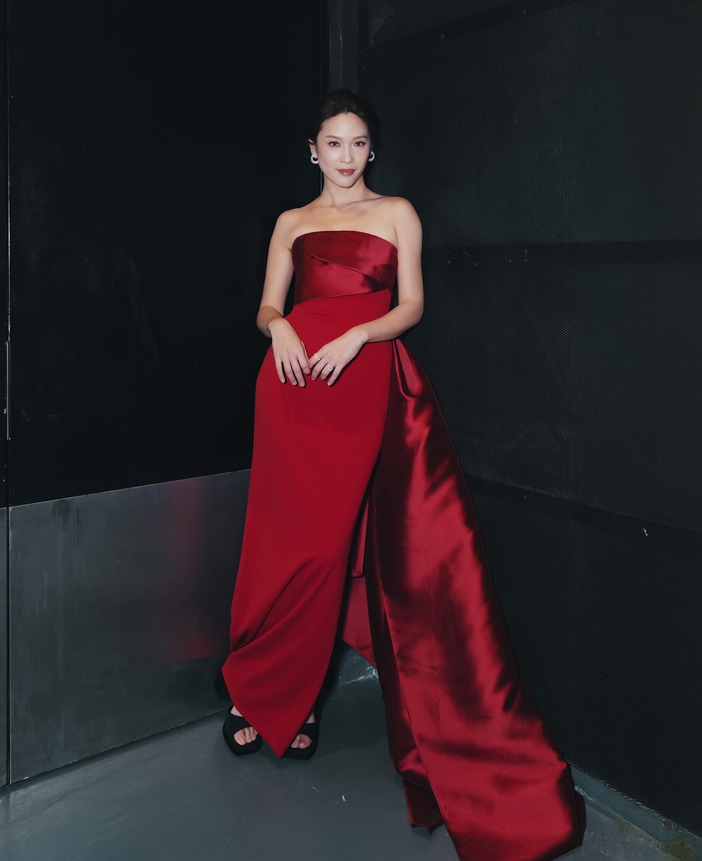 burgundy hair red dress A rare splash of 🍷 #salsepresentation2026 Photo @nickyjai @mrs1000dress Jewelry @diamonds.galleryhk Stylist @soulyou_style Make up @sharonlee_makeup @heisss Color:Coral/Pink engagement parties 50-off-sale Black Lace Appliqued Plum
