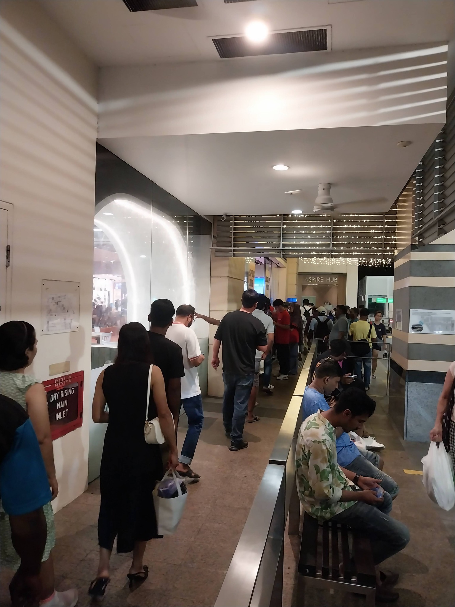 The infamous Singtel 5G queue - SG Warehouse Sale & Events | Facebook