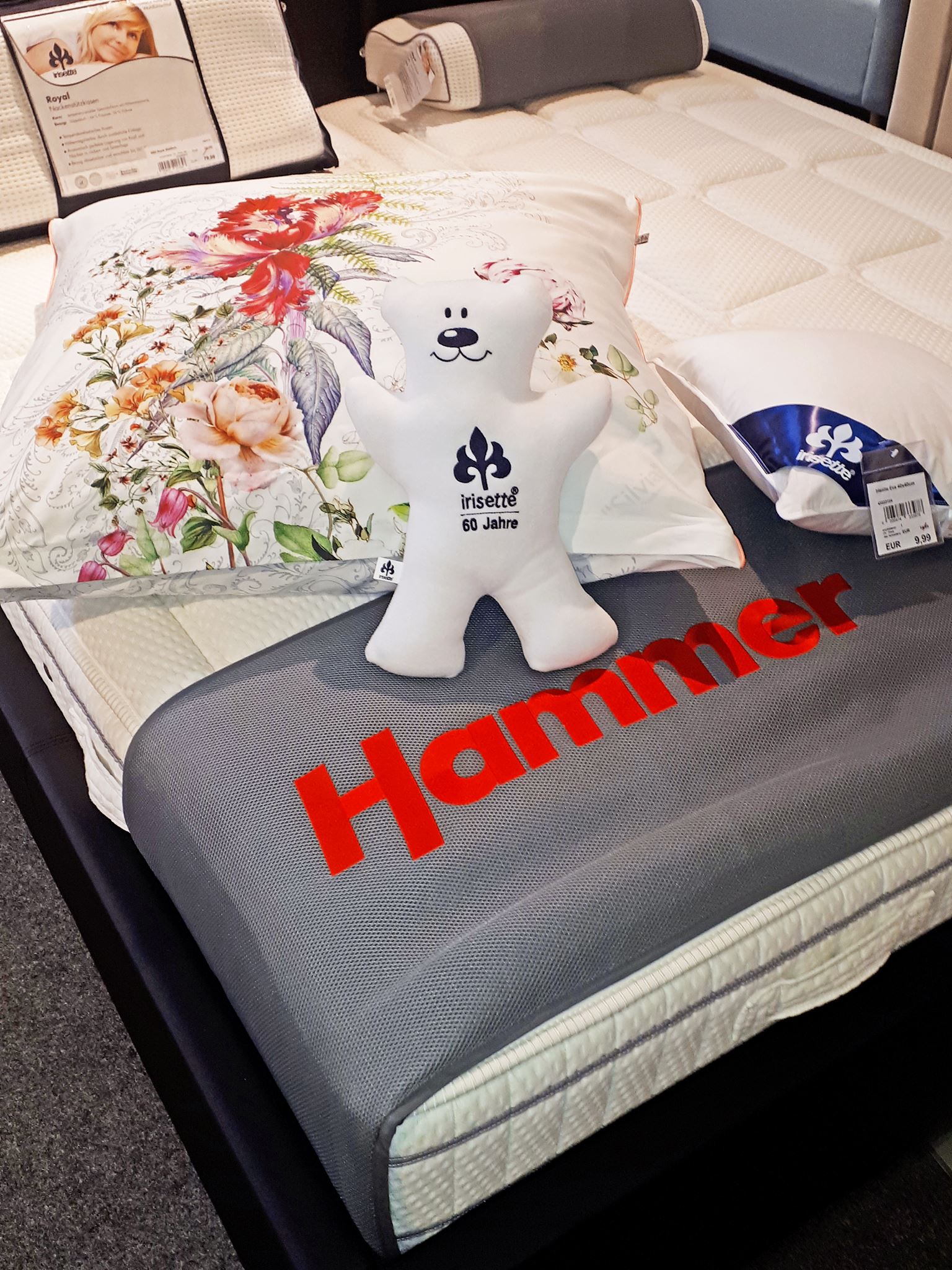 Wir haben in dieser Woche die ersten Kollektionsneuheiten an unseren Kunden Hammer Zuhause ausgeliefert. 😊 Ihr findet bei Hammer aber nicht nur unsere Bettwäsche, sondern auch die passenden Irisette Bettdecken, Kopfkissen, Matratzen
