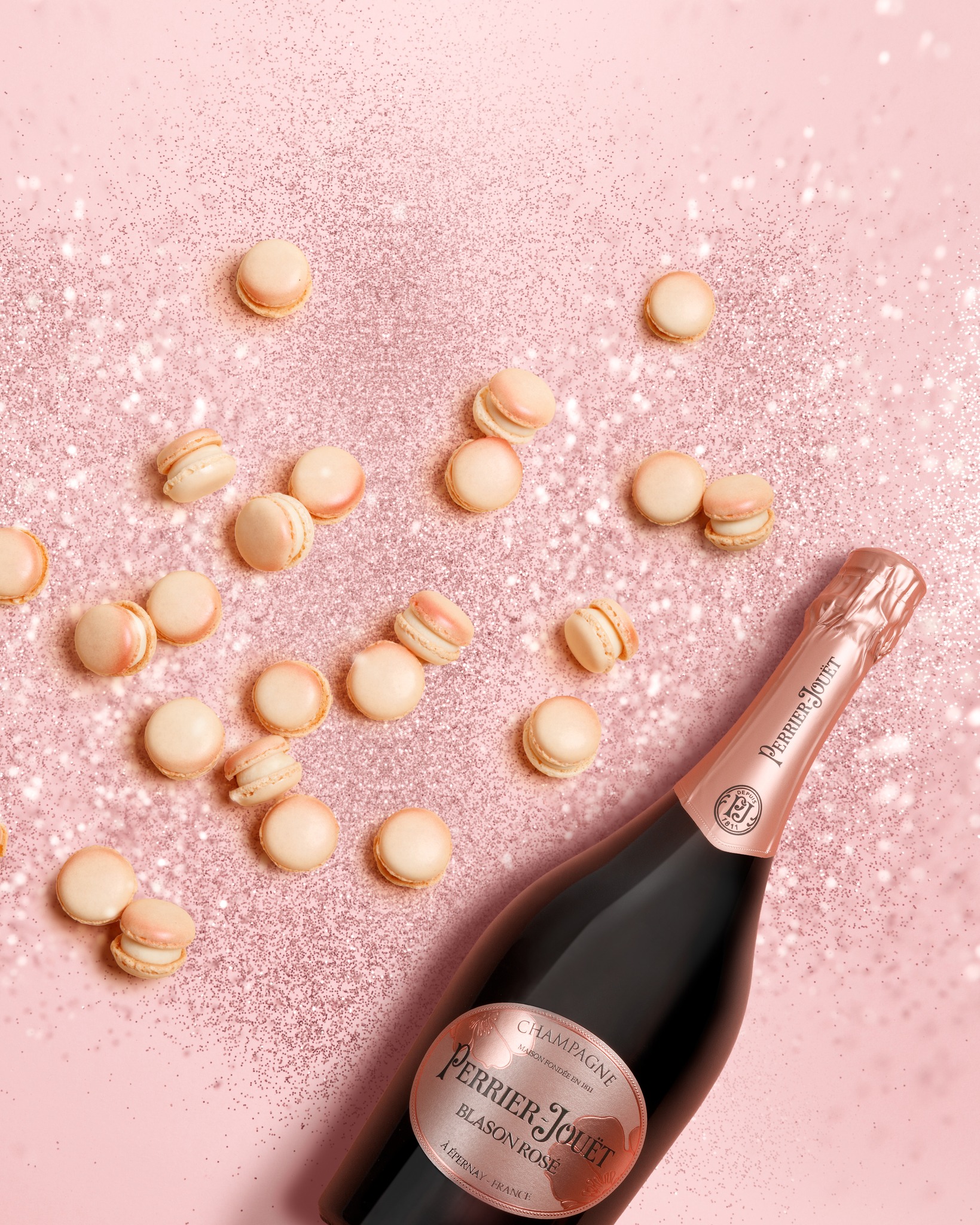 A sparkling duo for special moments. ✨💖 Our iconic Luxemburgerli