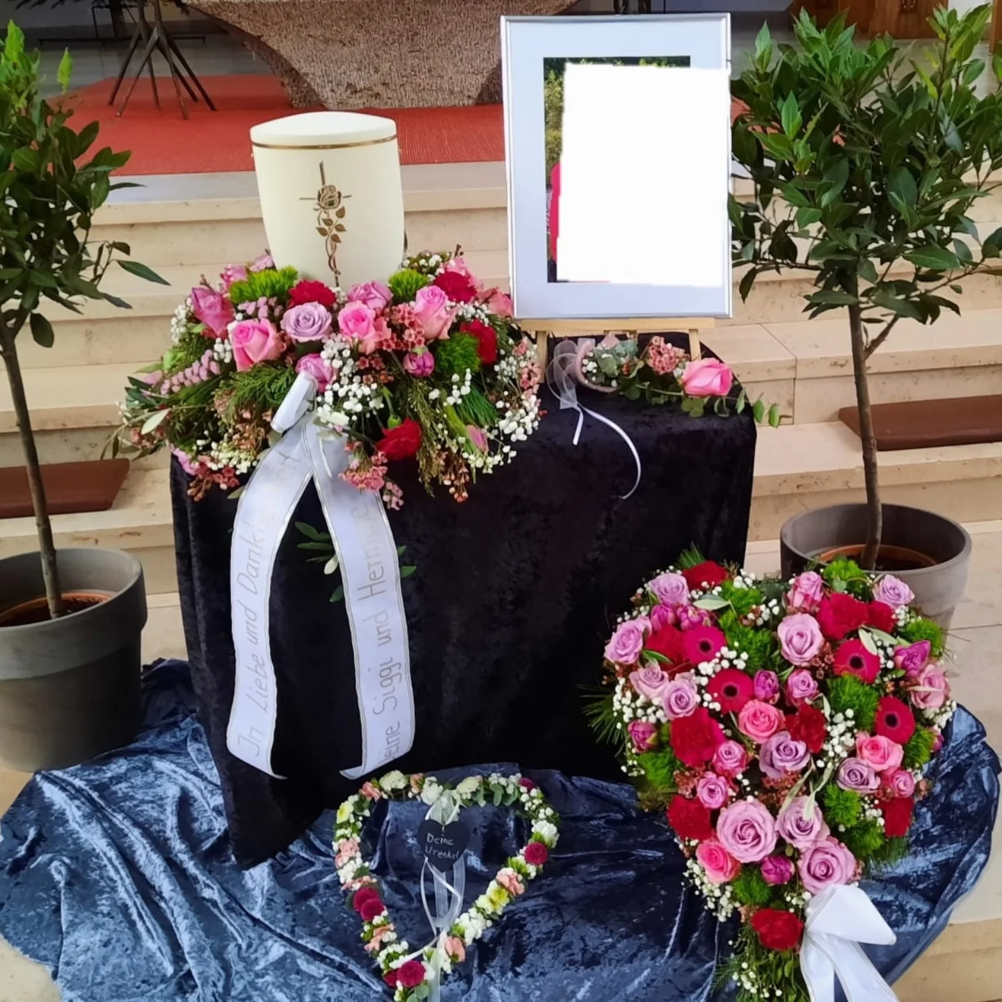 Blumen für eine Urnenbeisetzung Blumen zur Verabschiedung in rose, beere, pink #meisterfloristikmitnaturnah #trauerfloristik #urnenbeisetzung