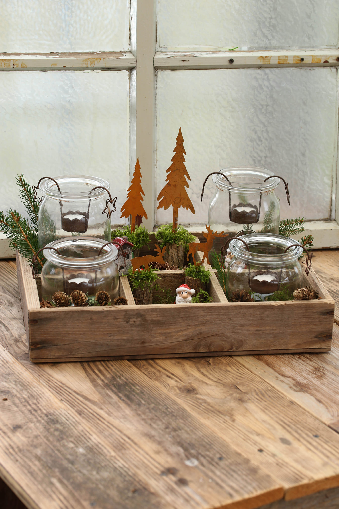 Adventsdeko mit Fächerkiste 🌲 Unsere rustikale Holzkiste mit Fächern lässt sich auch wunderbar zur Adventszeit dekorieren. Wir haben vier Einmachgläser mit den passenden Teelichthaltern reingestellt