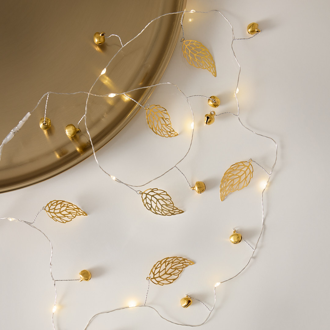 Goldene Details und funkelnde Lichter. ✨ Diese Lichterketten bringen edlen Glanz und verspielte Leichtigkeit in dein Zuhause. 🤍 Die filigranen Elemente sorgen für einen eleganten Look mit einer extra Portion Gemütlichkeit. 🌿