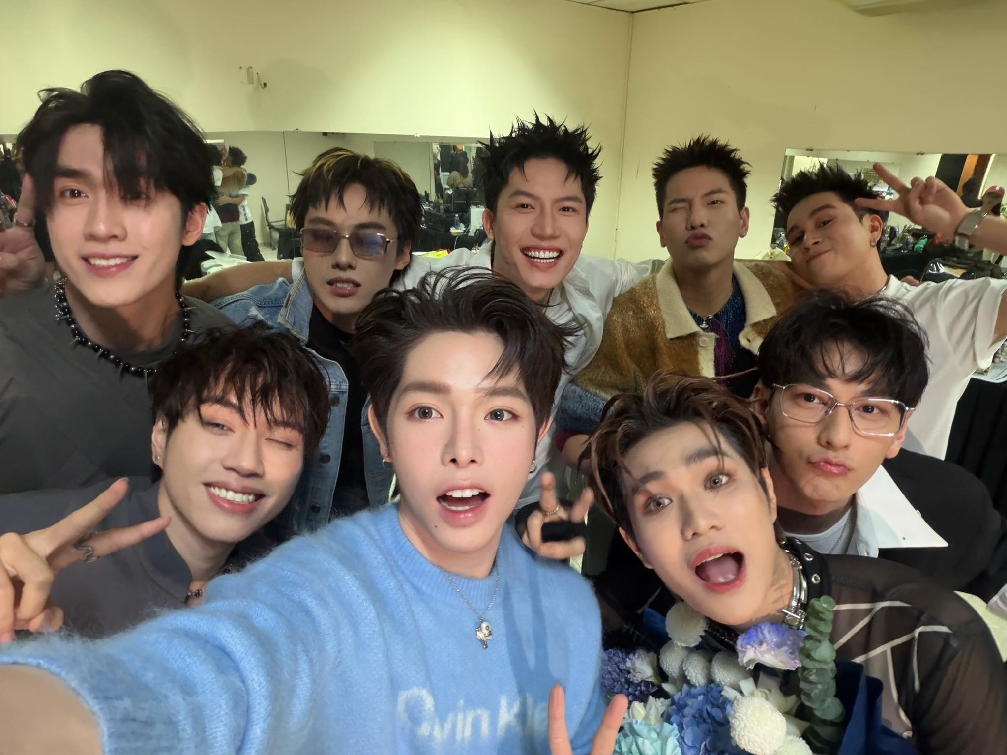 Đức - Anh em tụ họp tại mini show của cậu út Captain tối quaaa 🥰 nhớ ...