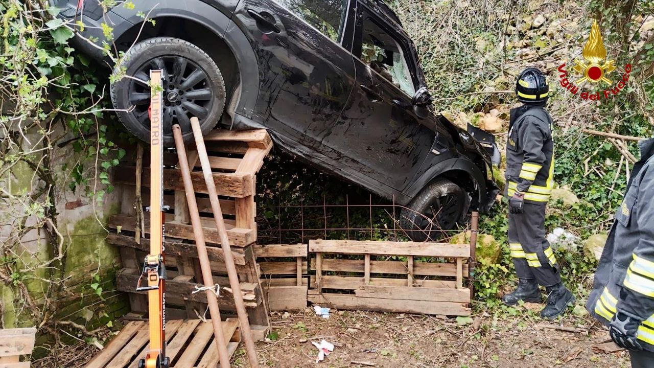 Il Gazzettino - Auto esce di strada e precipita per trenta... | Facebook
