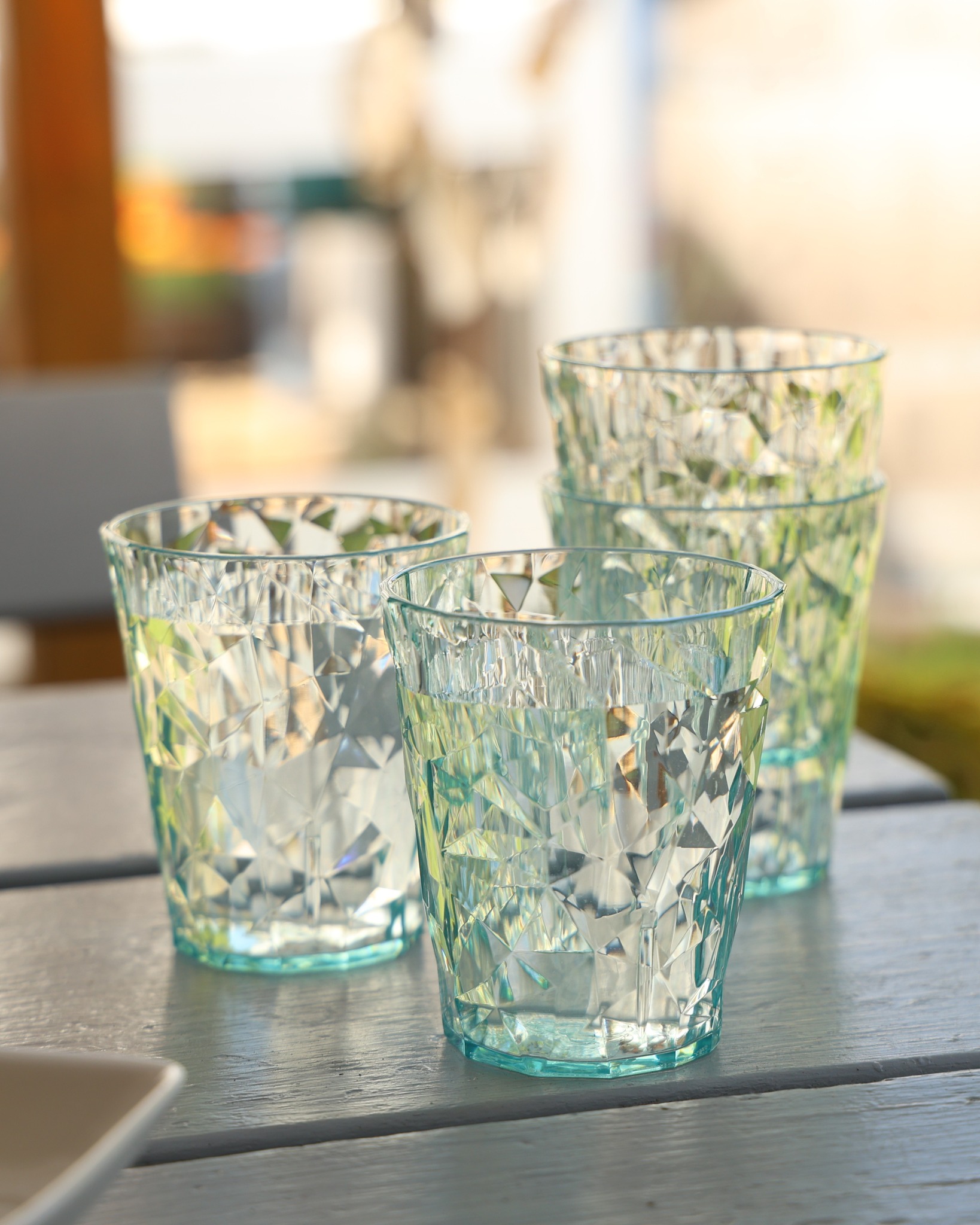 Die SUPERGLAS CLUB No. 1 Gläser bringen frische Farben auf den Tisch 🎨 Leicht, unzerbrechlich und kompakt stapelbar, perfekt für Garten, Terrasse und alles unter freiem Himmel. Mit ihrer facettierten