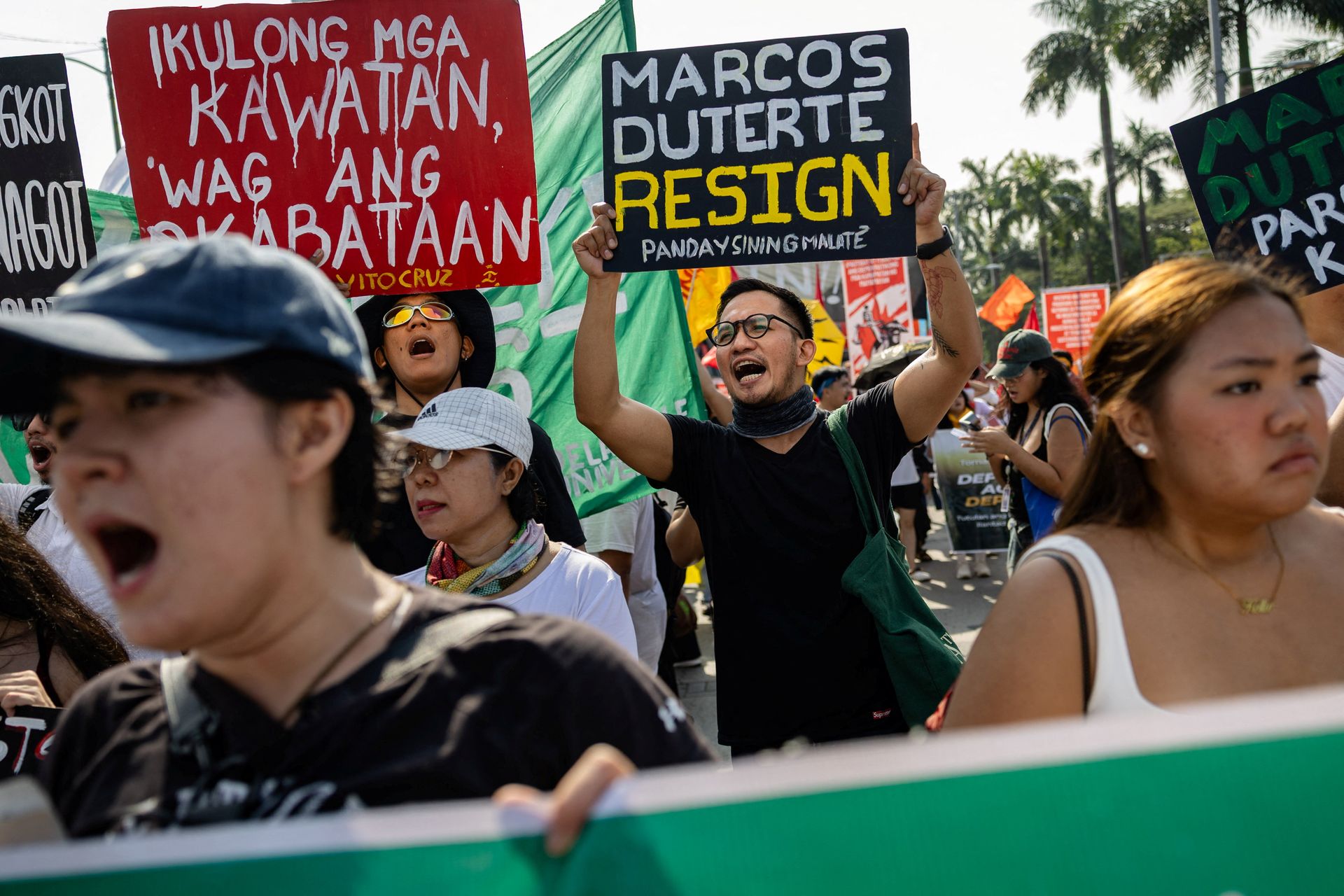 Rappler - Filipinos shout and raise placards during the anti-corruption ...